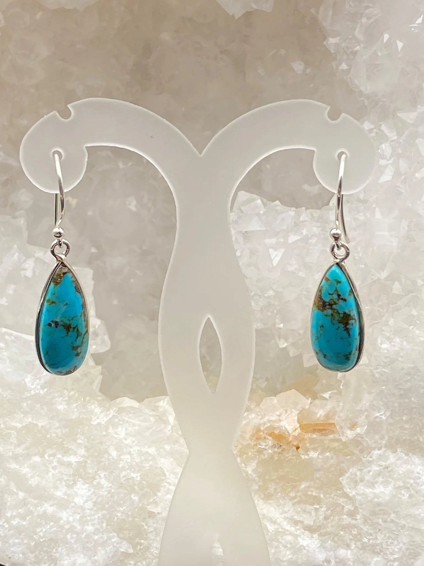 Boucles d'oreilles en Turquoise , cabochon sertis en forme de 'goutte', qualité AA à AAA. Vendu en finition Argent, parfait !
