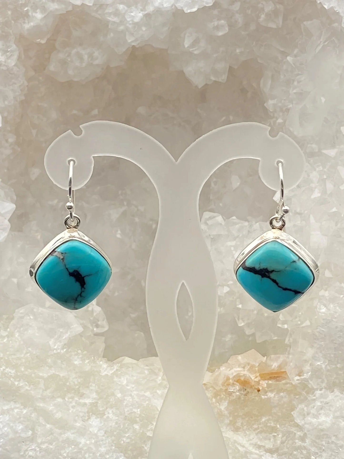 Boucles d'oreilles en Turquoise , cabochon sertis en formes de 'losange', qualité AA à AAA. Vendu en finition Argent, parfait !