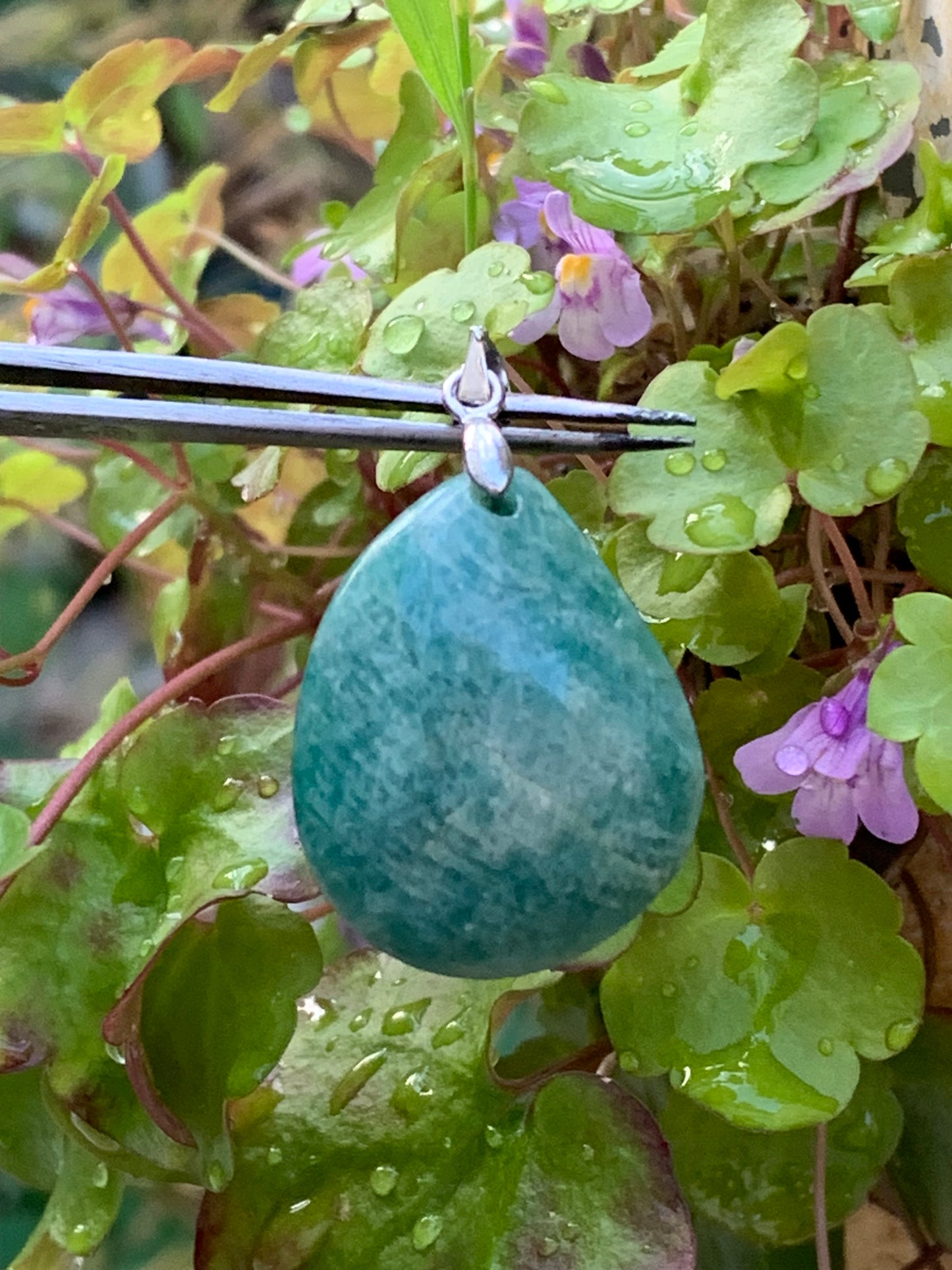 Amazonite, pendentif de 38mm de hauteur x 22 de largeur x 8 d'épaisseur. Vendu avec cordon réglable de couleur noire offert !