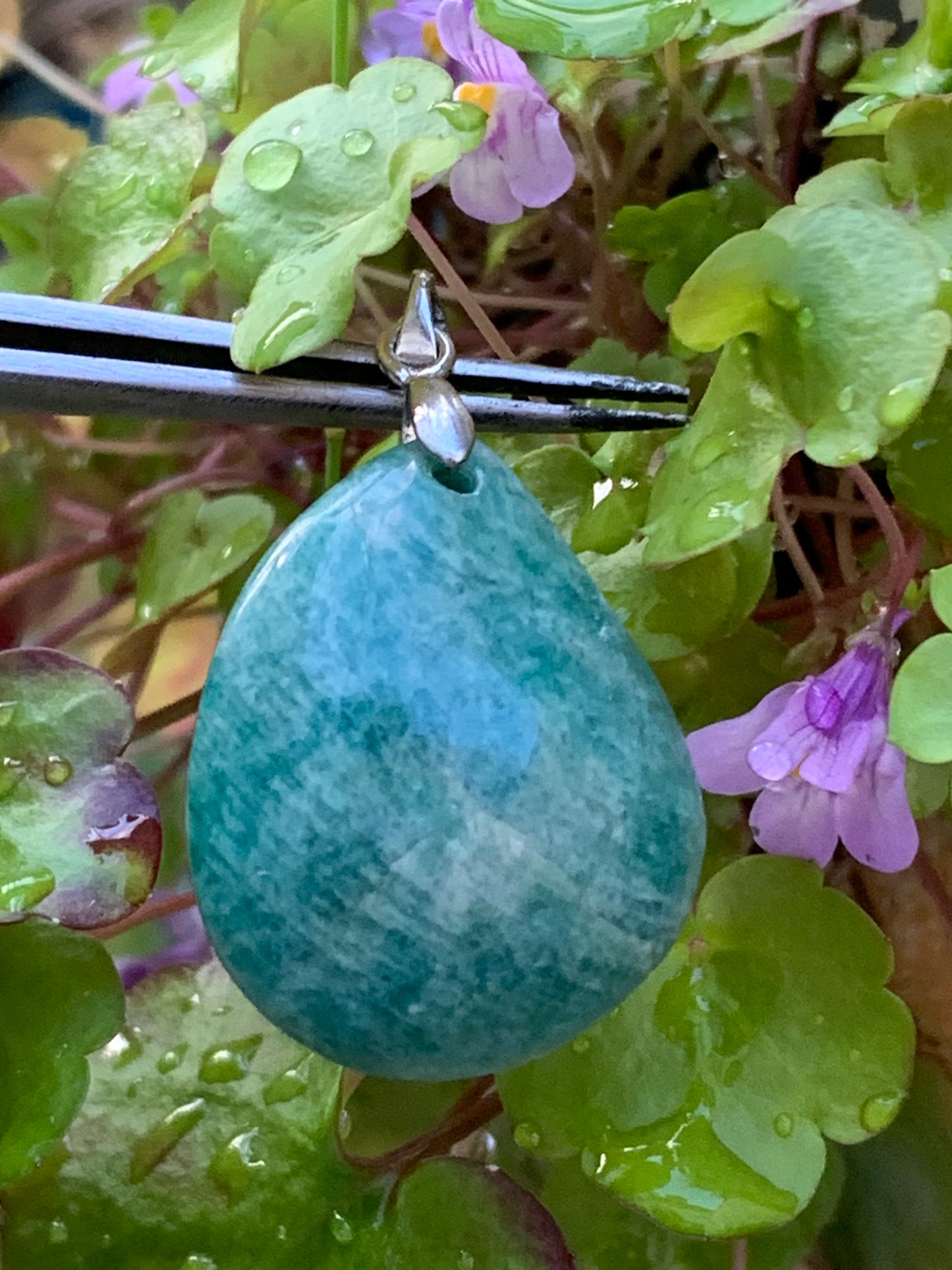 Amazonite, pendentif de 38mm de hauteur x 22 de largeur x 8 d'épaisseur. Vendu avec cordon réglable de couleur noire offert !