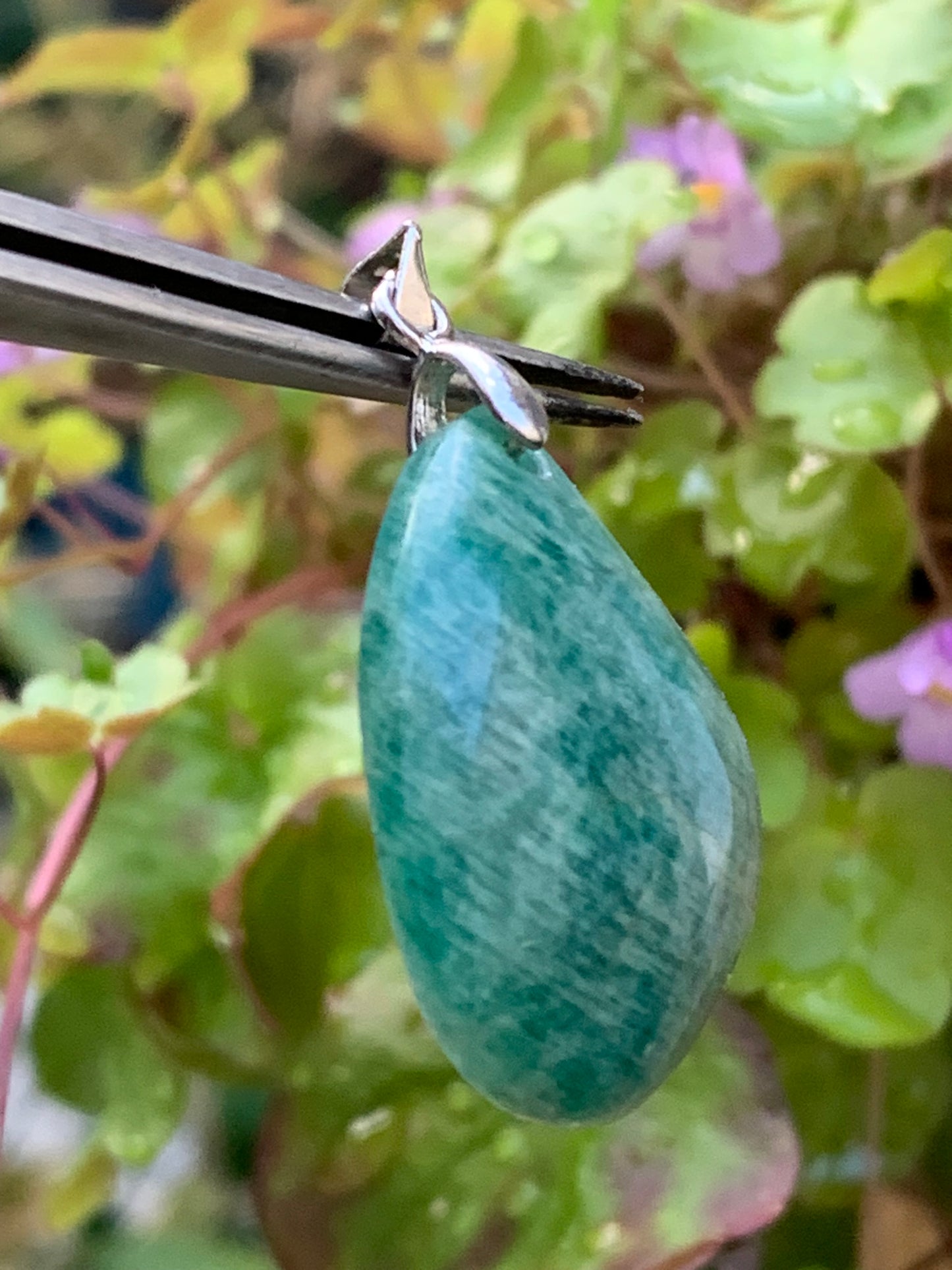 Amazonite, pendentif de 38mm de hauteur x 22 de largeur x 8 d'épaisseur. Vendu avec cordon réglable de couleur noire offert !