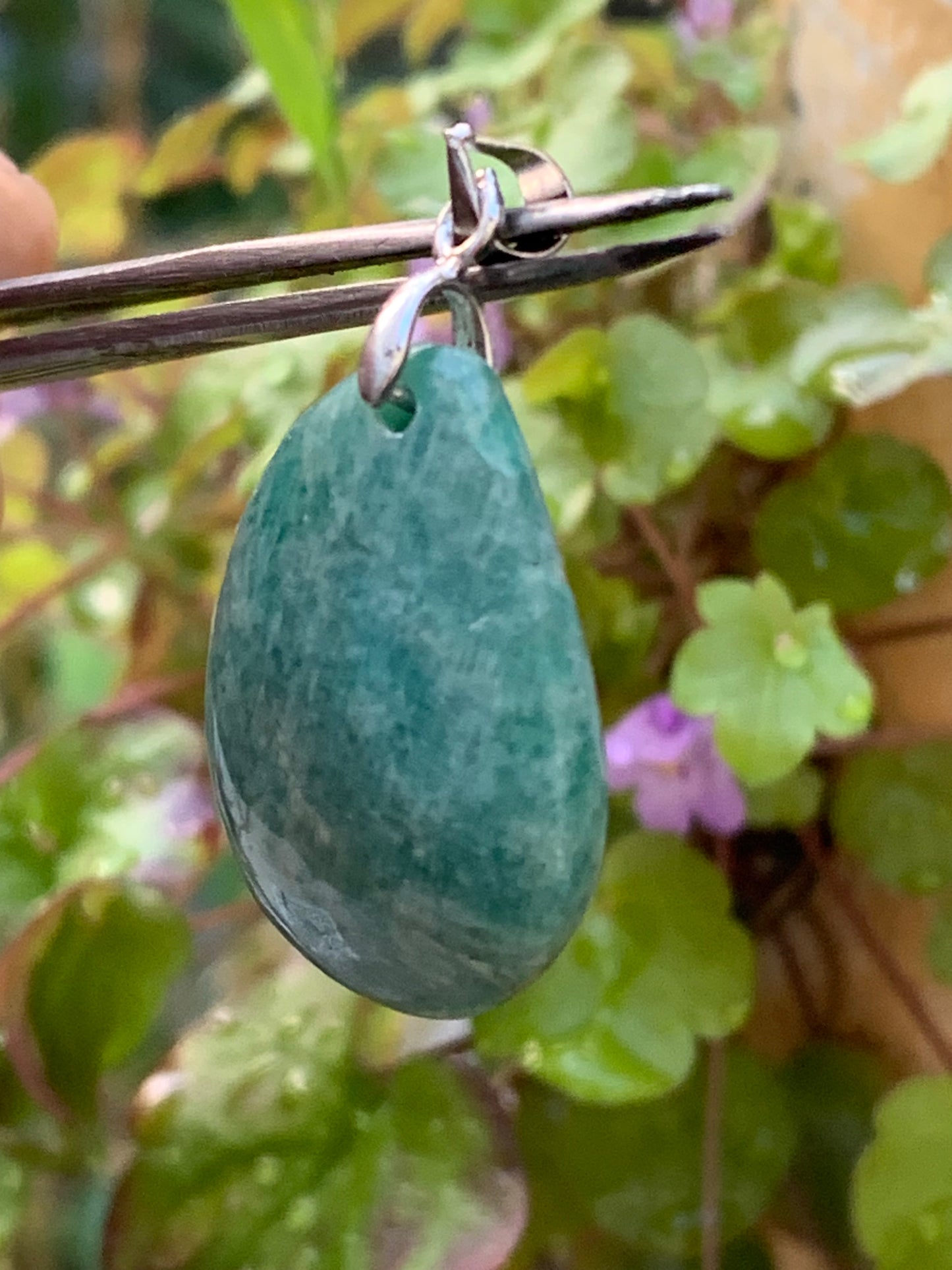 Amazonite, pendentif de 38mm de hauteur x 22 de largeur x 8 d'épaisseur. Vendu avec cordon réglable de couleur noire offert !