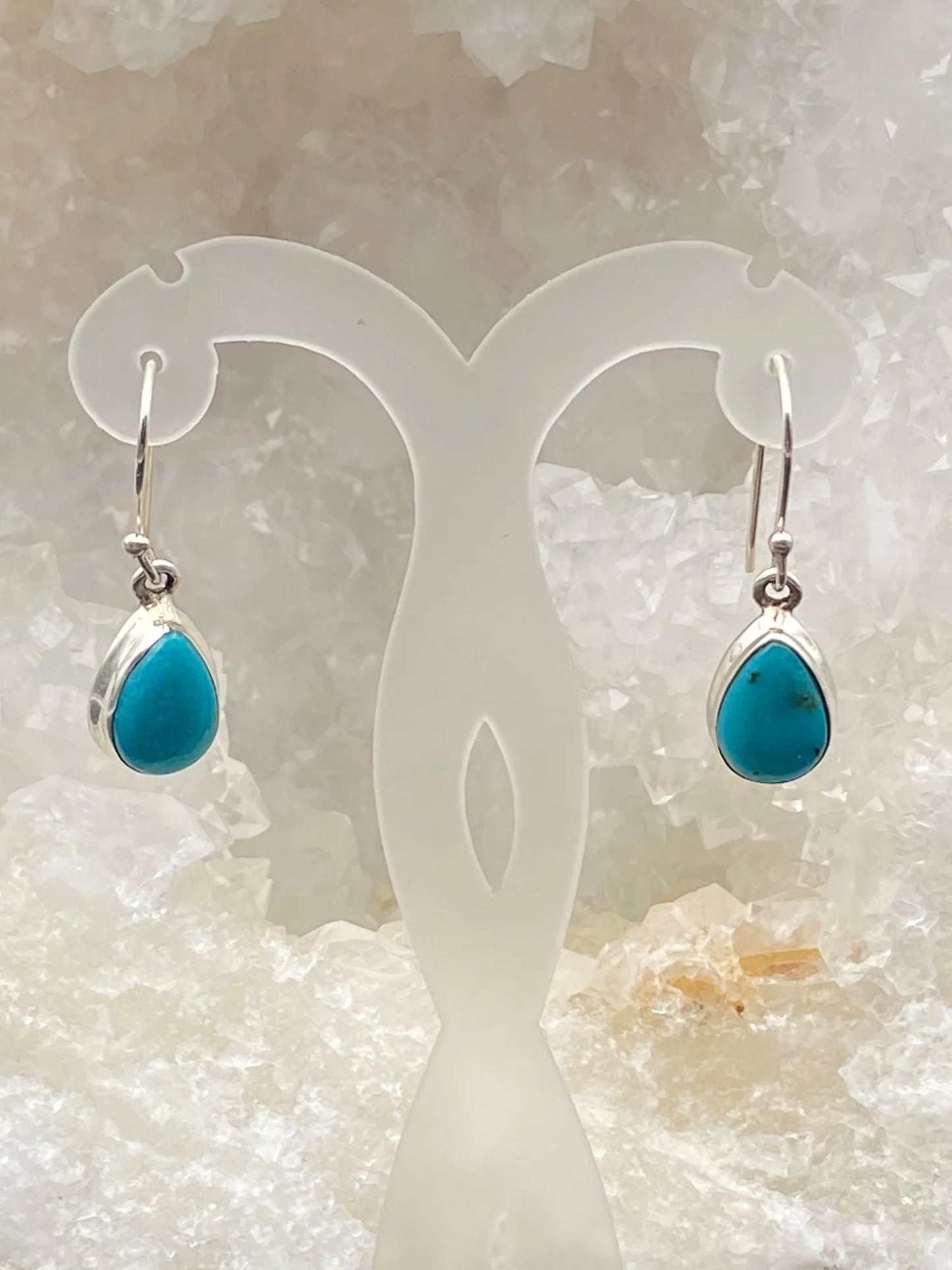 Boucles d'oreilles en Turquoise , cabochon sertis en formes de 'goutte', qualité AA à AAA. Vendu en finition Argent, parfait !