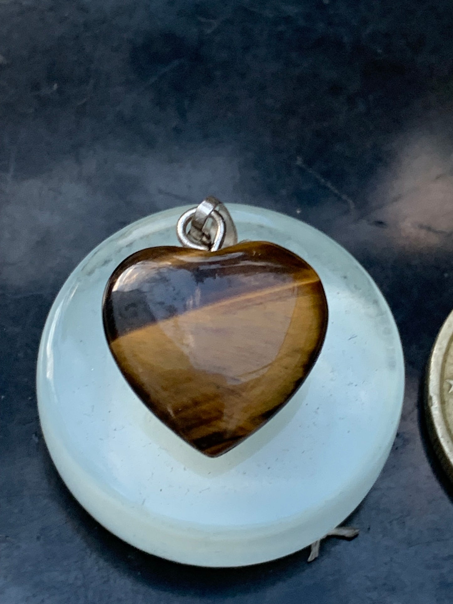 Oeil de tigre, pendentif 'Coeur' en Argent, de 20mm de hauteur x 15 de largeur x 5 d'épaisseur. Vendu avec cordon réglable de couleur noire offert !