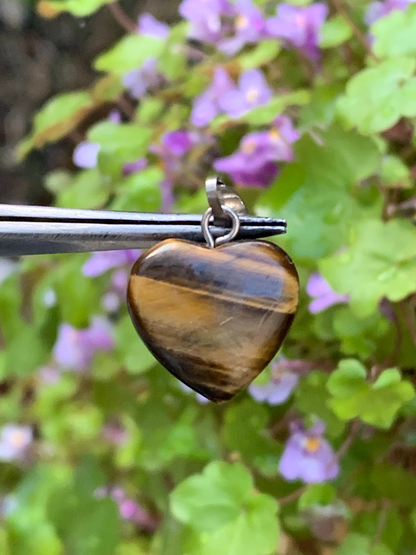 Oeil de tigre, pendentif 'Coeur' en Argent, de 20mm de hauteur x 15 de largeur x 5 d'épaisseur. Vendu avec cordon réglable de couleur noire offert !