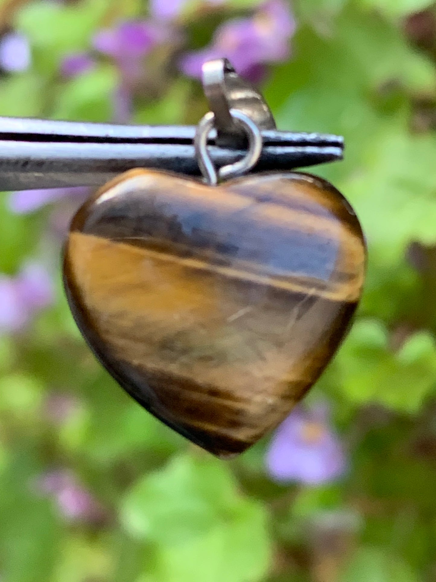 Oeil de tigre, pendentif 'Coeur' en Argent, de 20mm de hauteur x 15 de largeur x 5 d'épaisseur. Vendu avec cordon réglable de couleur noire offert !