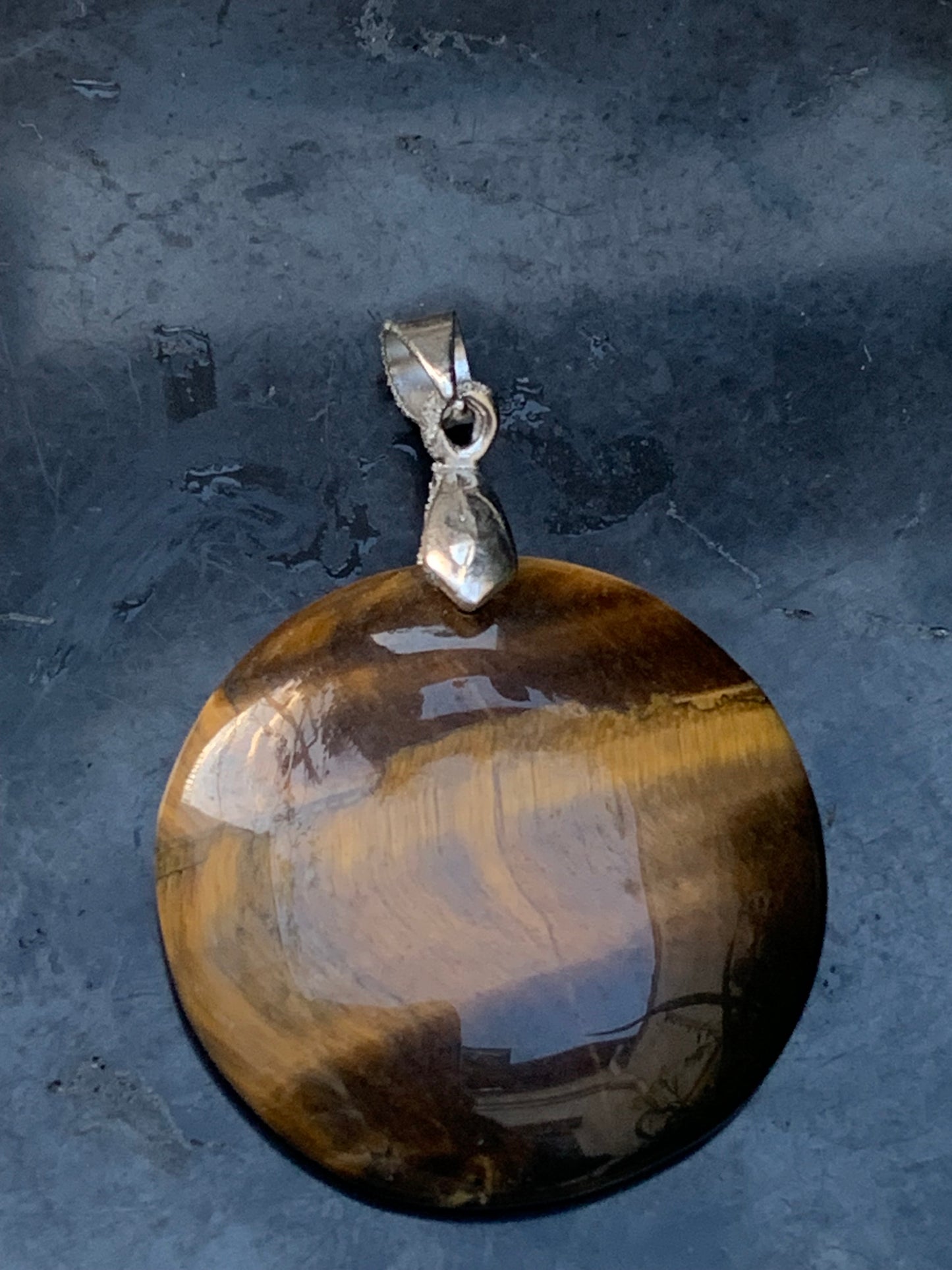 Oeil de tigre, pendentif de 40mm de hauteur x 30 de largeur x 7 d'épaisseur. Vendu avec cordon réglable de couleur noire offert !