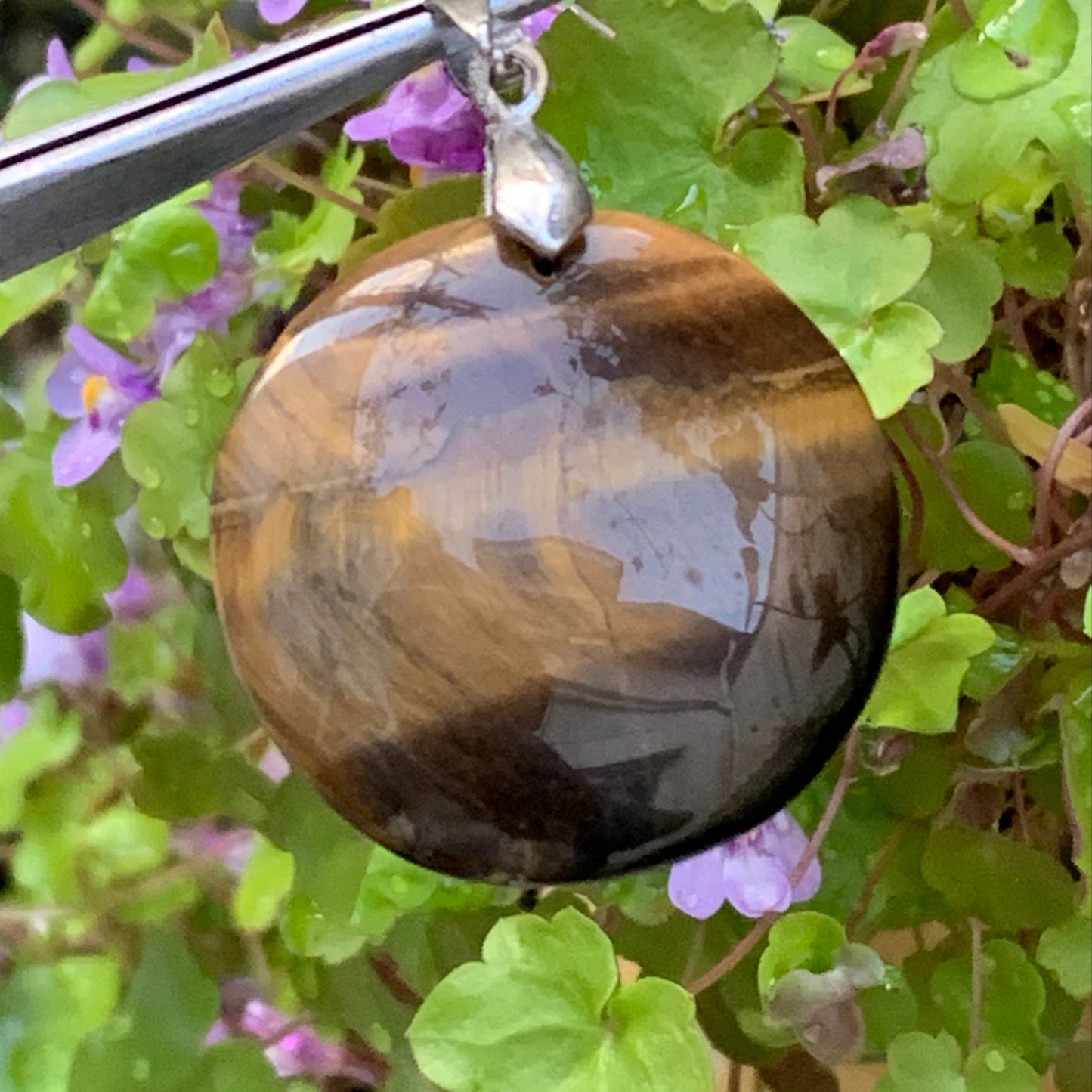 Oeil de tigre, pendentif de 40mm de hauteur x 30 de largeur x 7 d'épaisseur. Vendu avec cordon réglable de couleur noire offert !