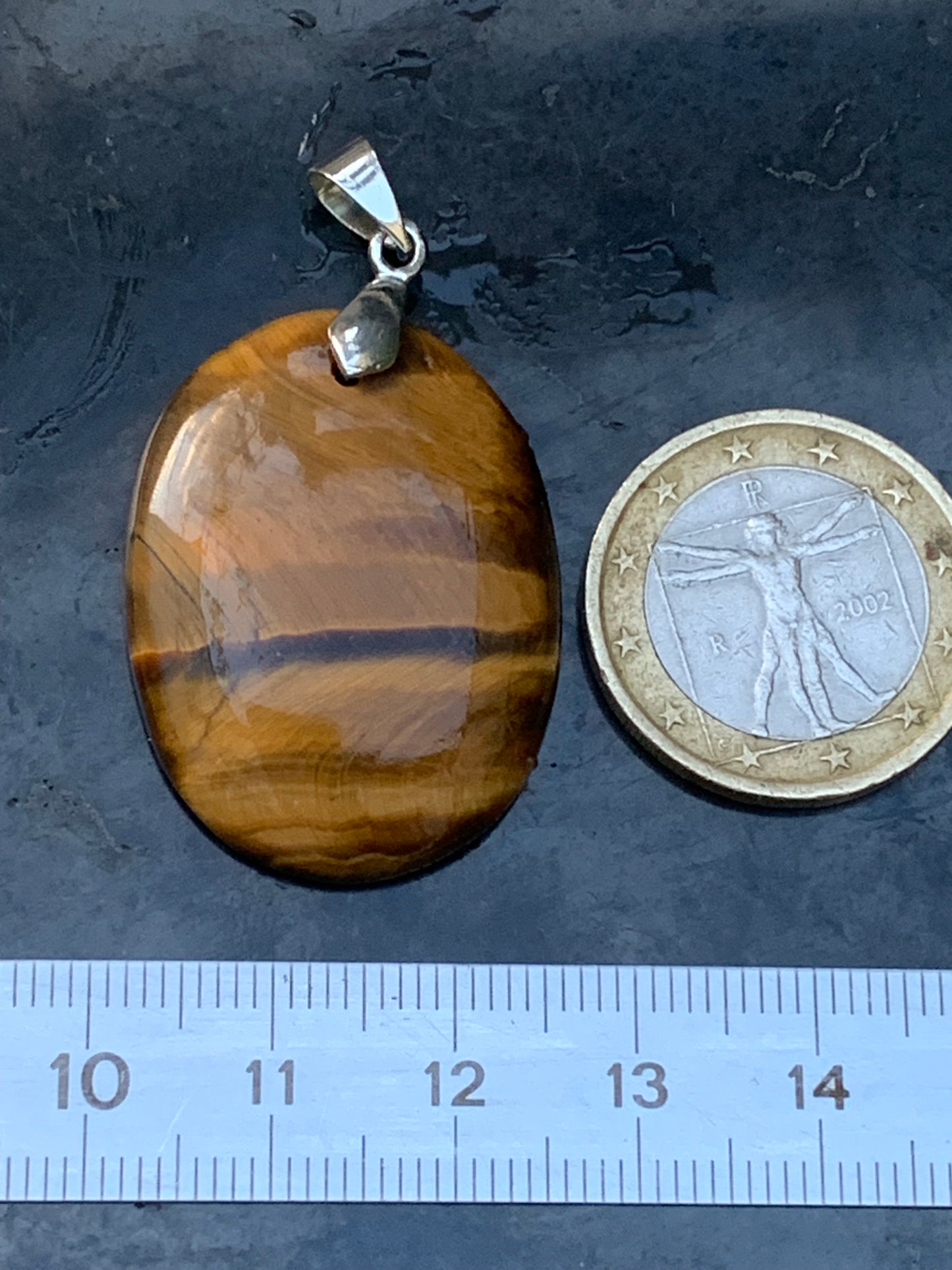 Oeil de tigre, pendentif de 42mm de hauteur x 27 de largeur x 5 d'épaisseur. Vendu avec cordon réglable de couleur noire offert !