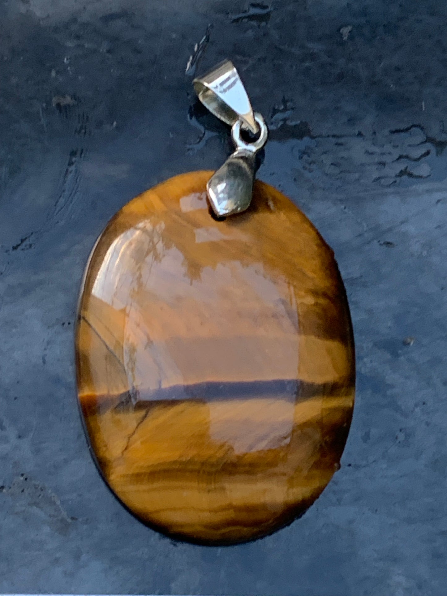 Oeil de tigre, pendentif de 42mm de hauteur x 27 de largeur x 5 d'épaisseur. Vendu avec cordon réglable de couleur noire offert !