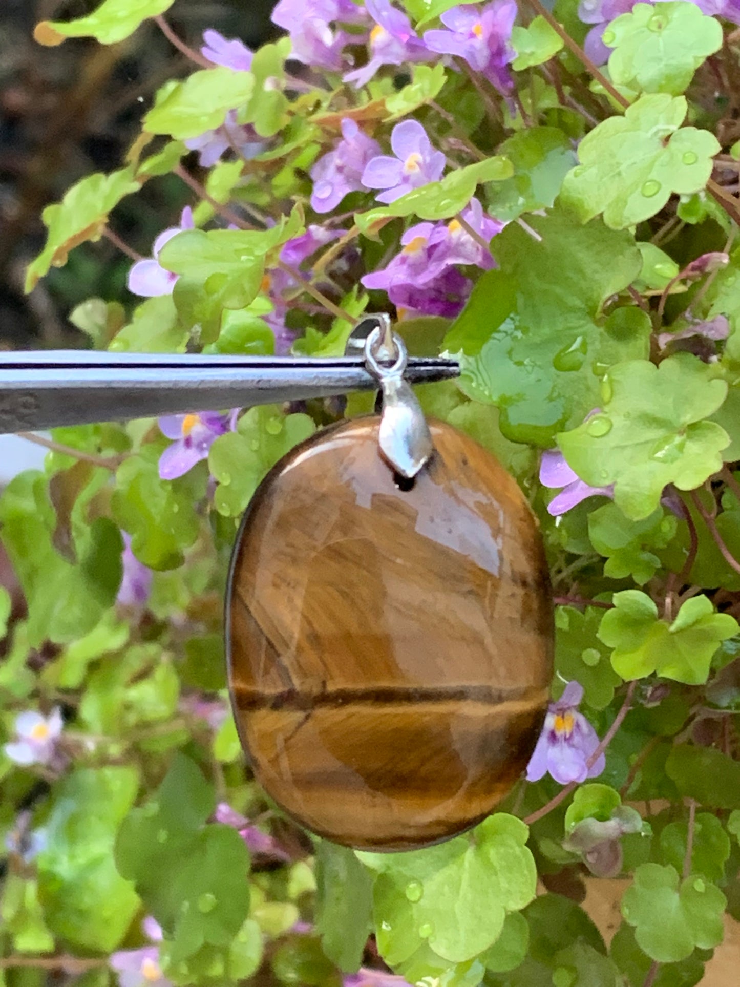 Oeil de tigre, pendentif de 42mm de hauteur x 27 de largeur x 5 d'épaisseur. Vendu avec cordon réglable de couleur noire offert !