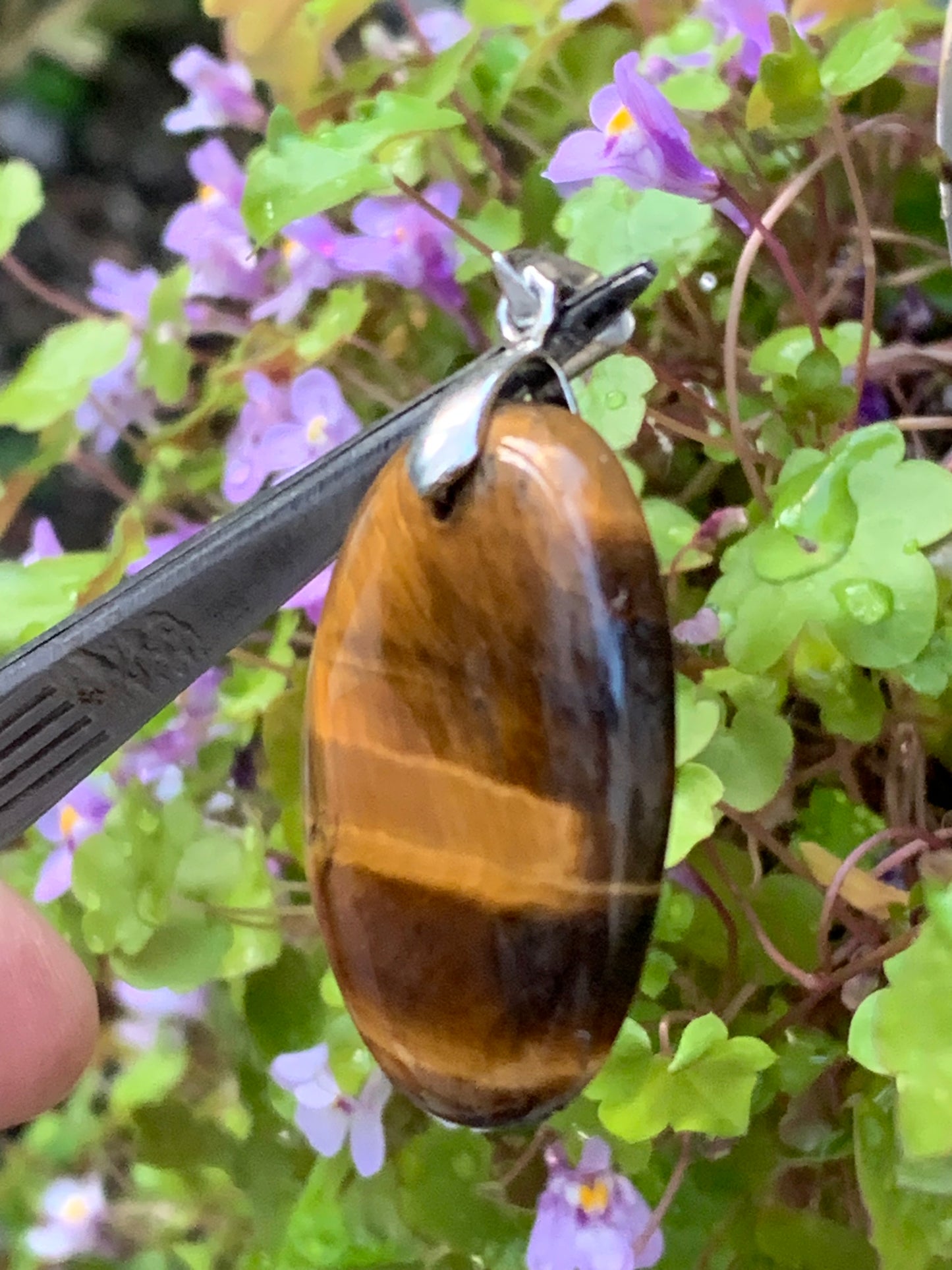 Oeil de tigre, pendentif de 42mm de hauteur x 27 de largeur x 5 d'épaisseur. Vendu avec cordon réglable de couleur noire offert !