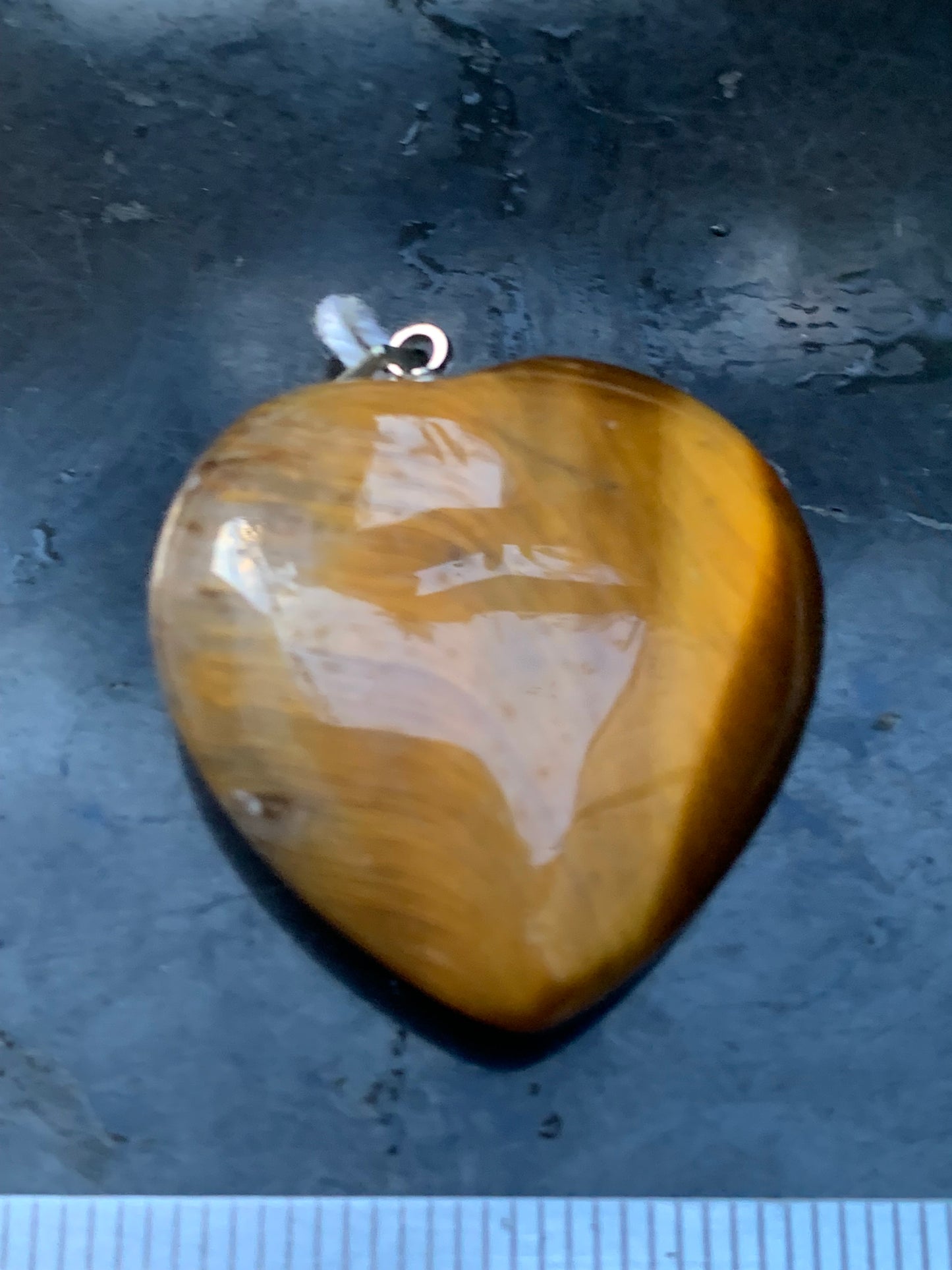 Oeil de tigre, pendentif 'Coeur' en Argent, de 32mm de hauteur x 26 de largeur x 10 d'épaisseur. Vendu avec cordon réglable de couleur noire offert !