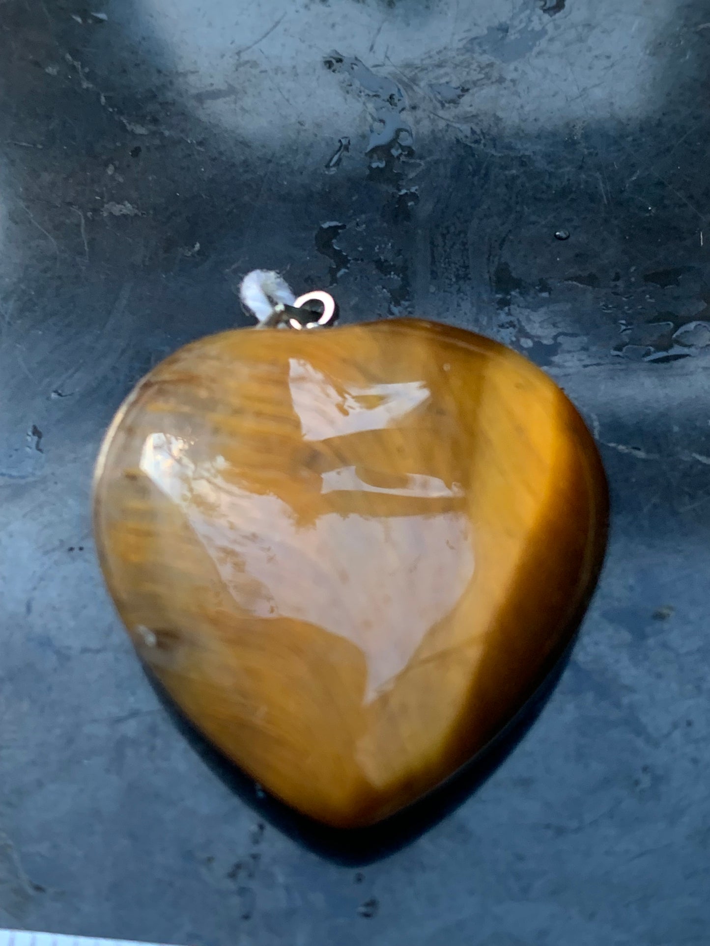 Oeil de tigre, pendentif 'Coeur' en Argent, de 32mm de hauteur x 26 de largeur x 10 d'épaisseur. Vendu avec cordon réglable de couleur noire offert !