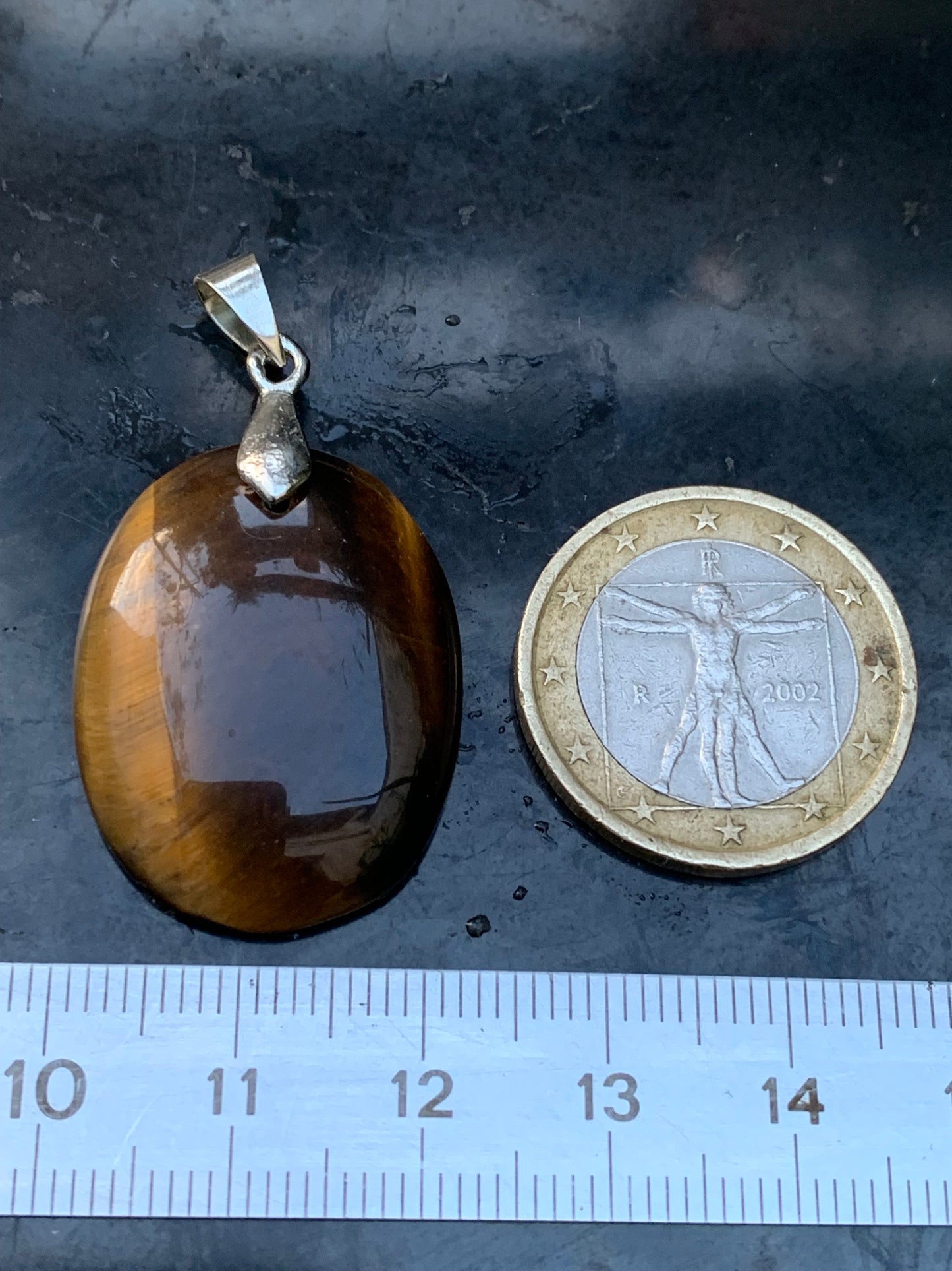 Oeil de tigre, pendentif de 40mm de hauteur x 22 de largeur x 7 d'épaisseur. Vendu avec cordon réglable de couleur noire offert !
