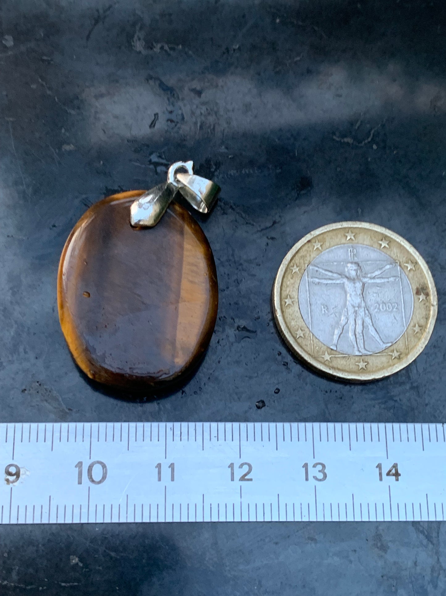 Oeil de tigre, pendentif de 40mm de hauteur x 22 de largeur x 7 d'épaisseur. Vendu avec cordon réglable de couleur noire offert !
