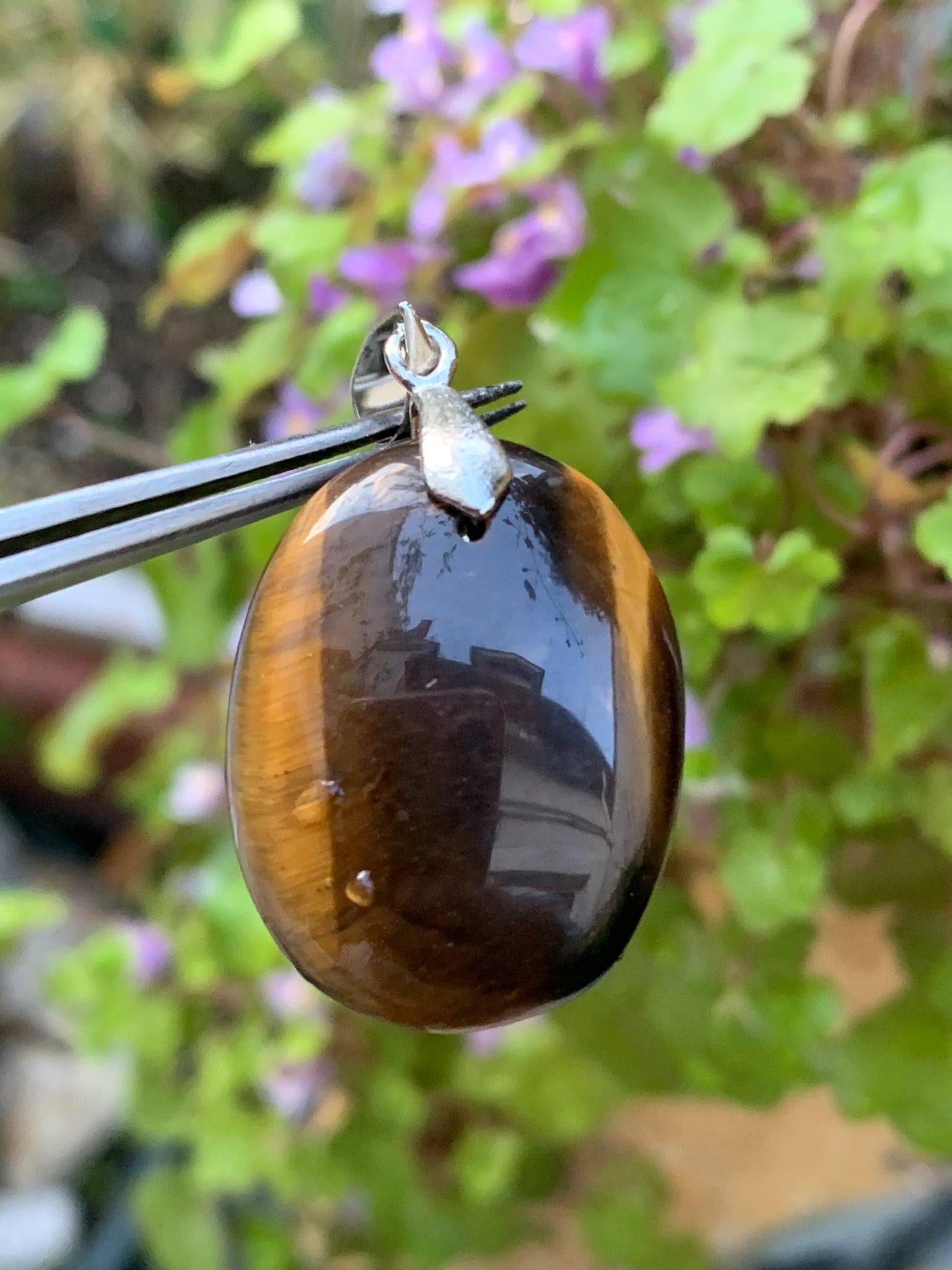 Oeil de tigre, pendentif de 40mm de hauteur x 22 de largeur x 7 d'épaisseur. Vendu avec cordon réglable de couleur noire offert !