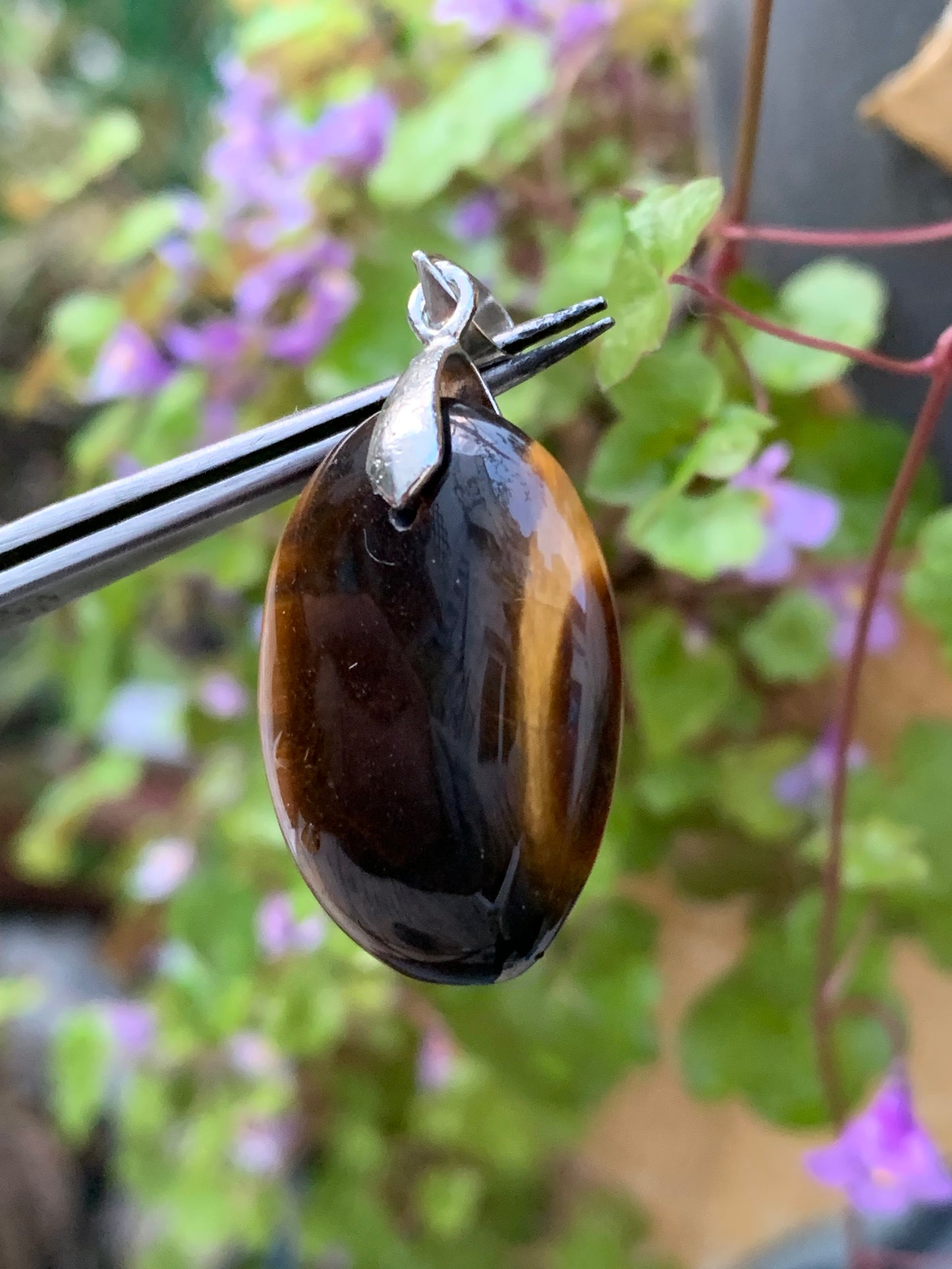 Oeil de tigre, pendentif de 40mm de hauteur x 22 de largeur x 7 d'épaisseur. Vendu avec cordon réglable de couleur noire offert !