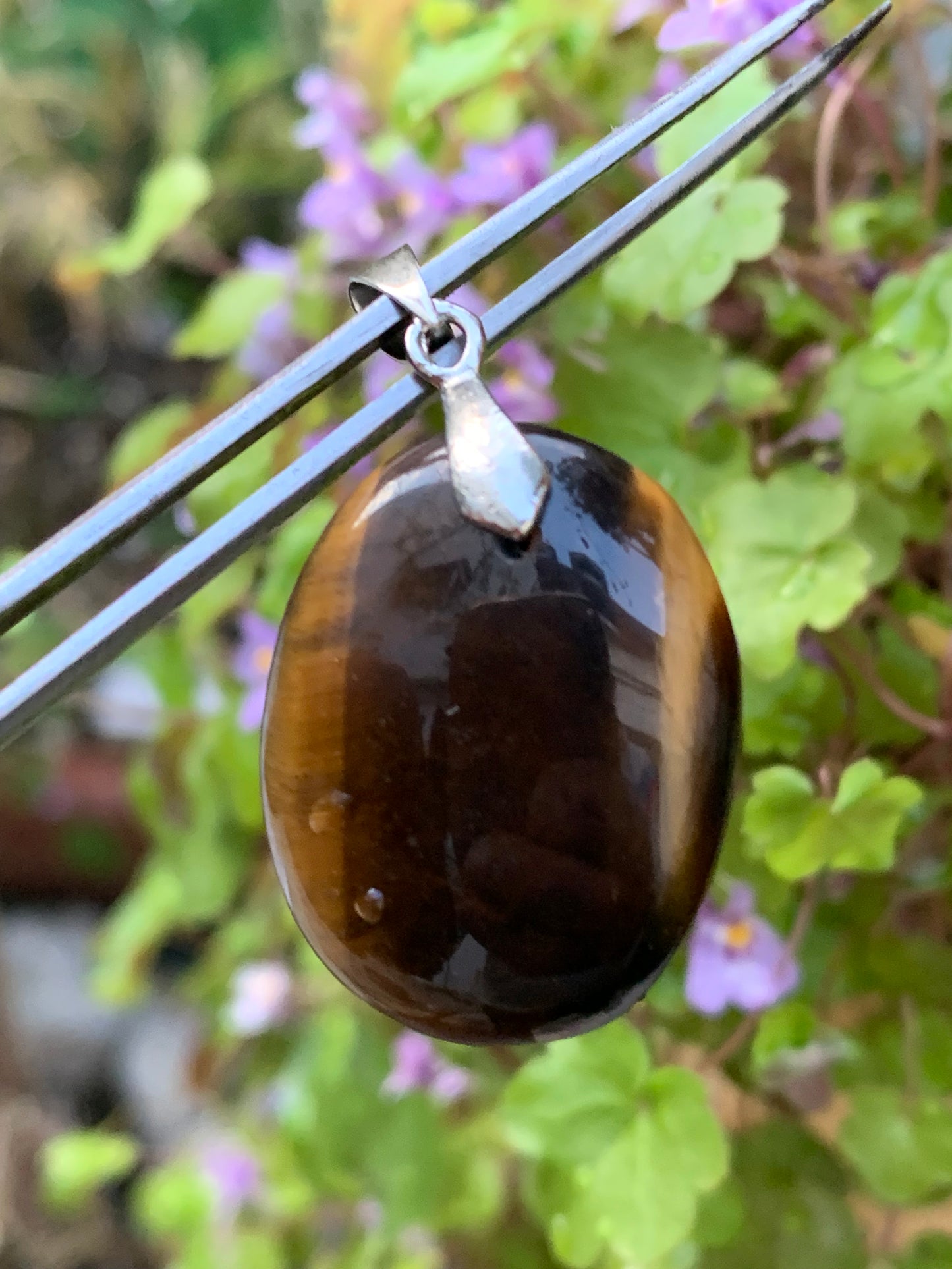 Oeil de tigre, pendentif de 40mm de hauteur x 22 de largeur x 7 d'épaisseur. Vendu avec cordon réglable de couleur noire offert !