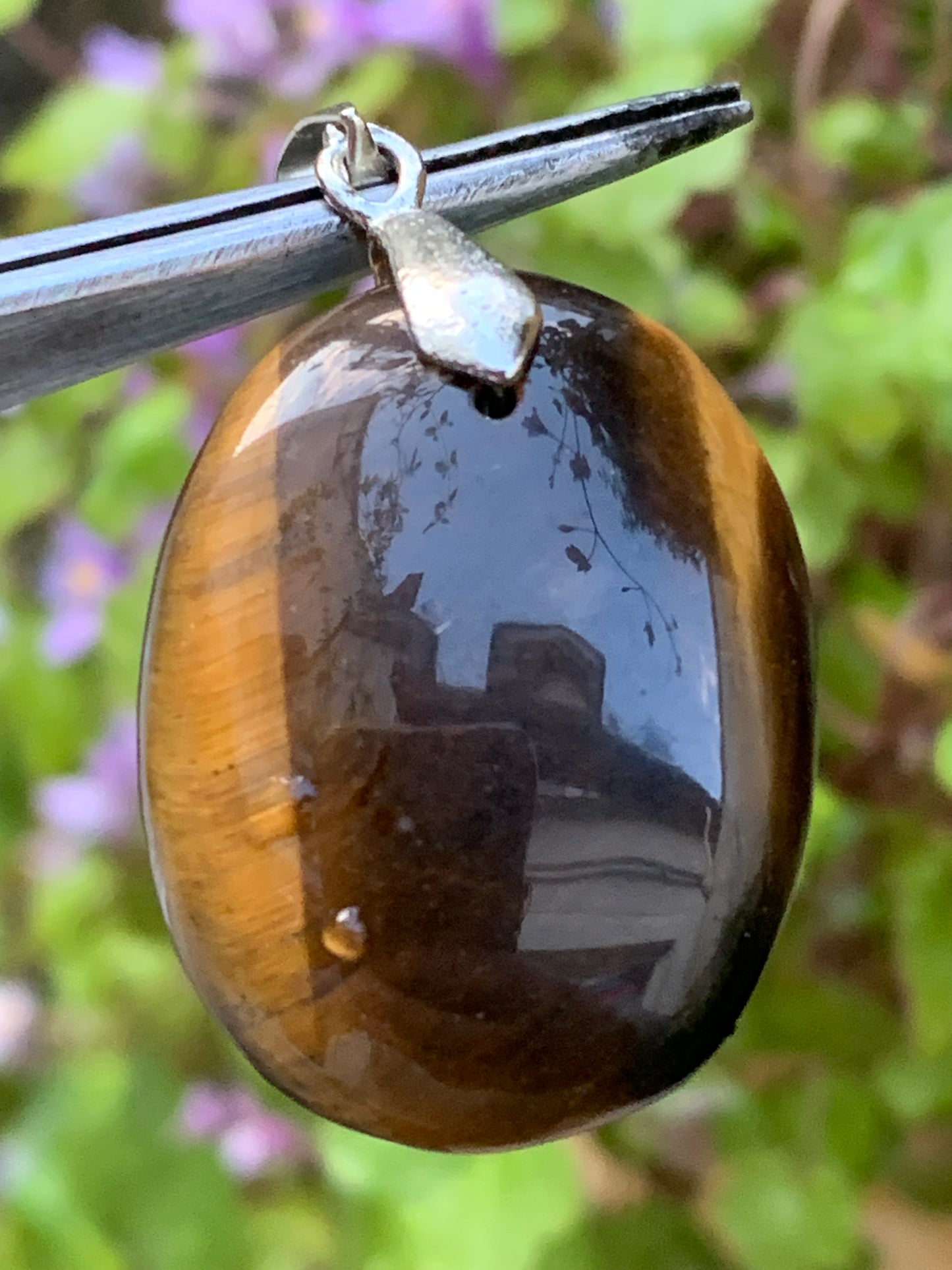 Oeil de tigre, pendentif de 40mm de hauteur x 22 de largeur x 7 d'épaisseur. Vendu avec cordon réglable de couleur noire offert !