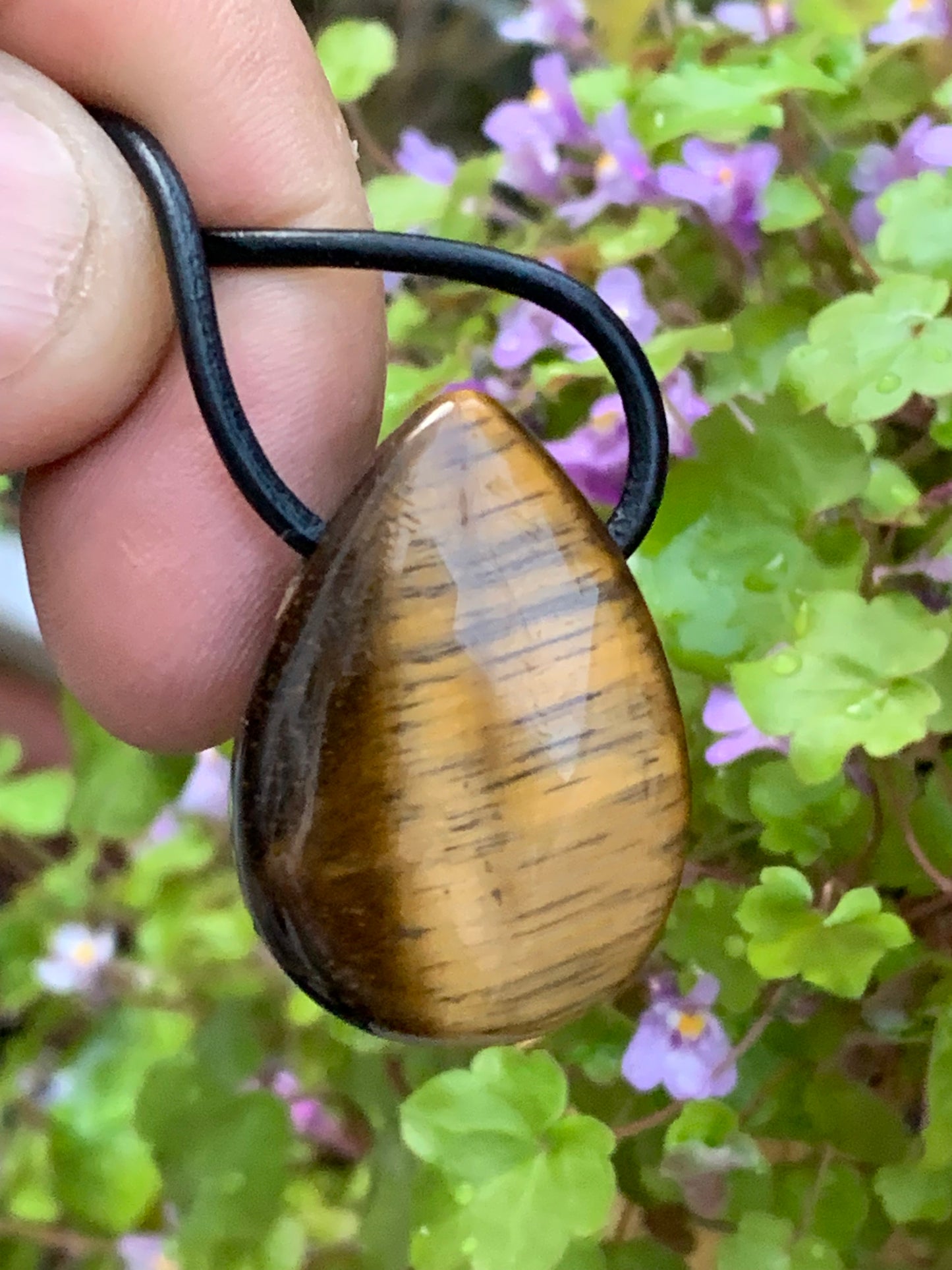 Oeil de tigre, pendentif, de 38 millimètres de hauteur x 24 mm de largeur x 12 millimètres. Vendu avec cordon noir réglable offert !