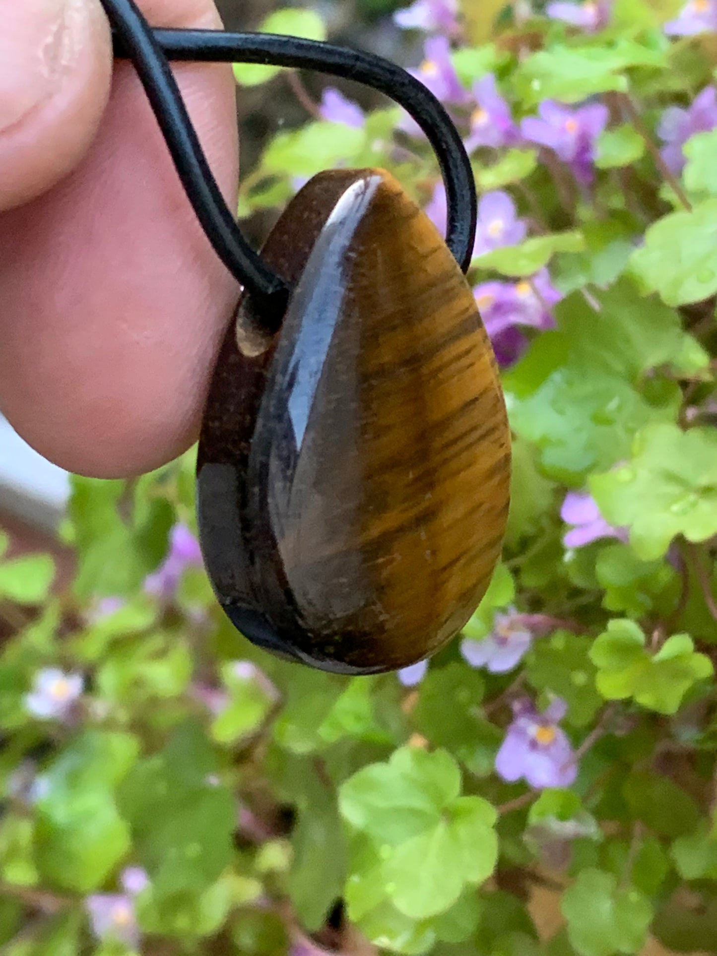 Oeil de tigre, pendentif, de 38 millimètres de hauteur x 24 mm de largeur x 12 millimètres. Vendu avec cordon noir réglable offert !