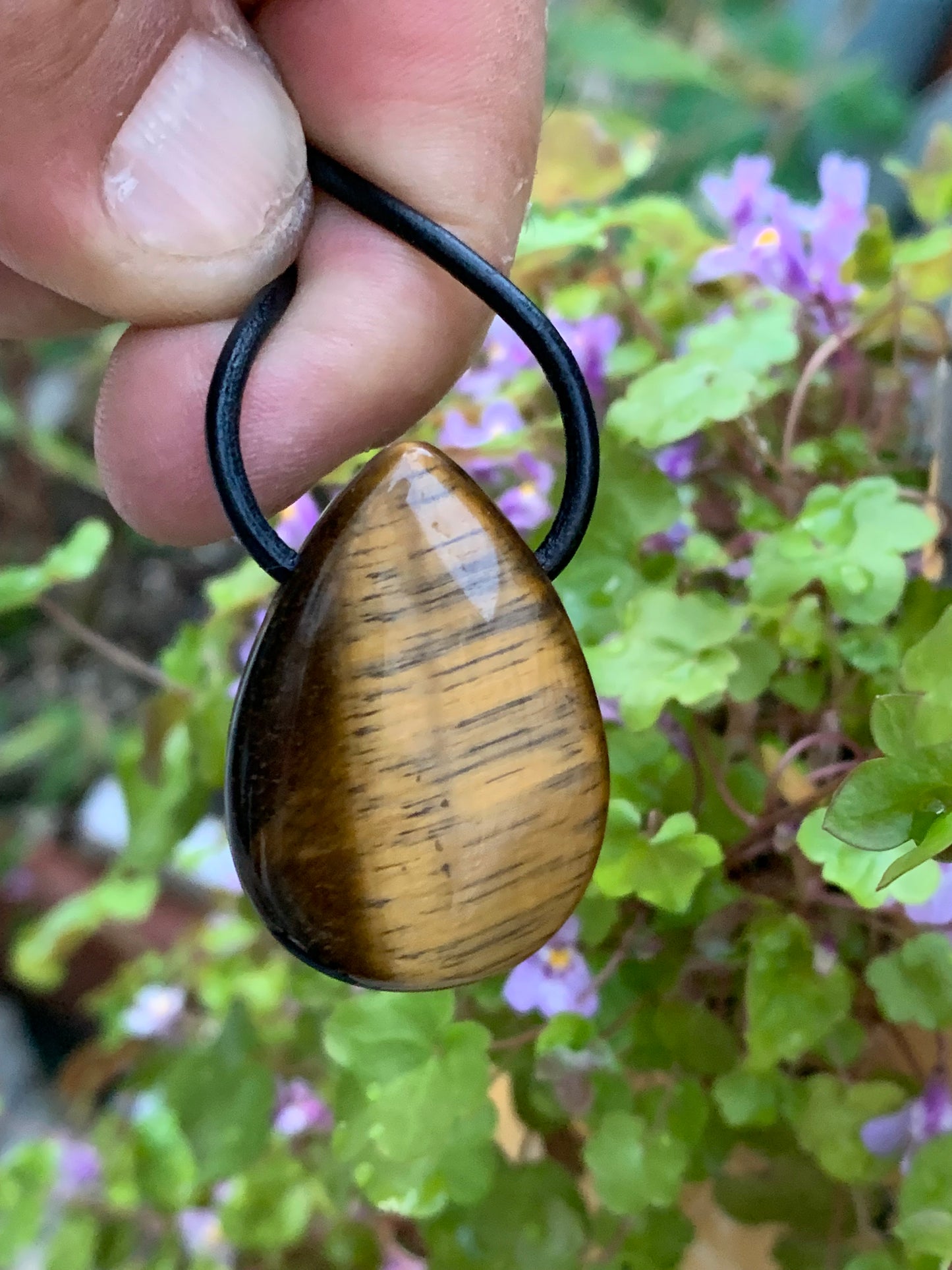Oeil de tigre, pendentif, de 38 millimètres de hauteur x 24 mm de largeur x 12 millimètres. Vendu avec cordon noir réglable offert !