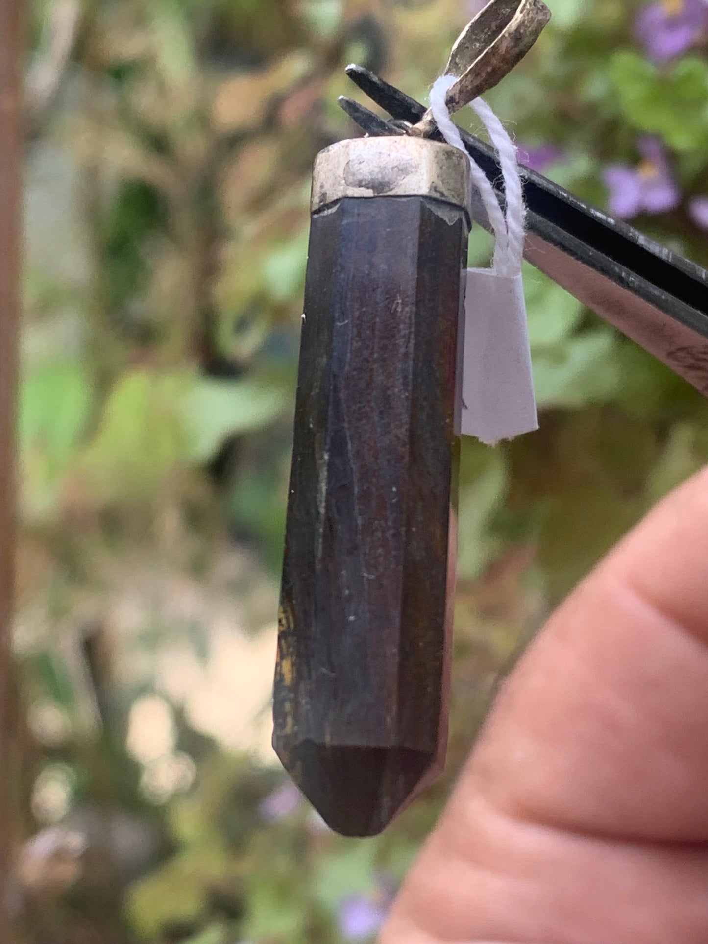Oeil de fer, pendentif de type 'laser/ pointe' de 52 millimètres de hauteur x 8 mm de largeur x 8 millimètres. Vendu avec cordon noir réglable offert !
