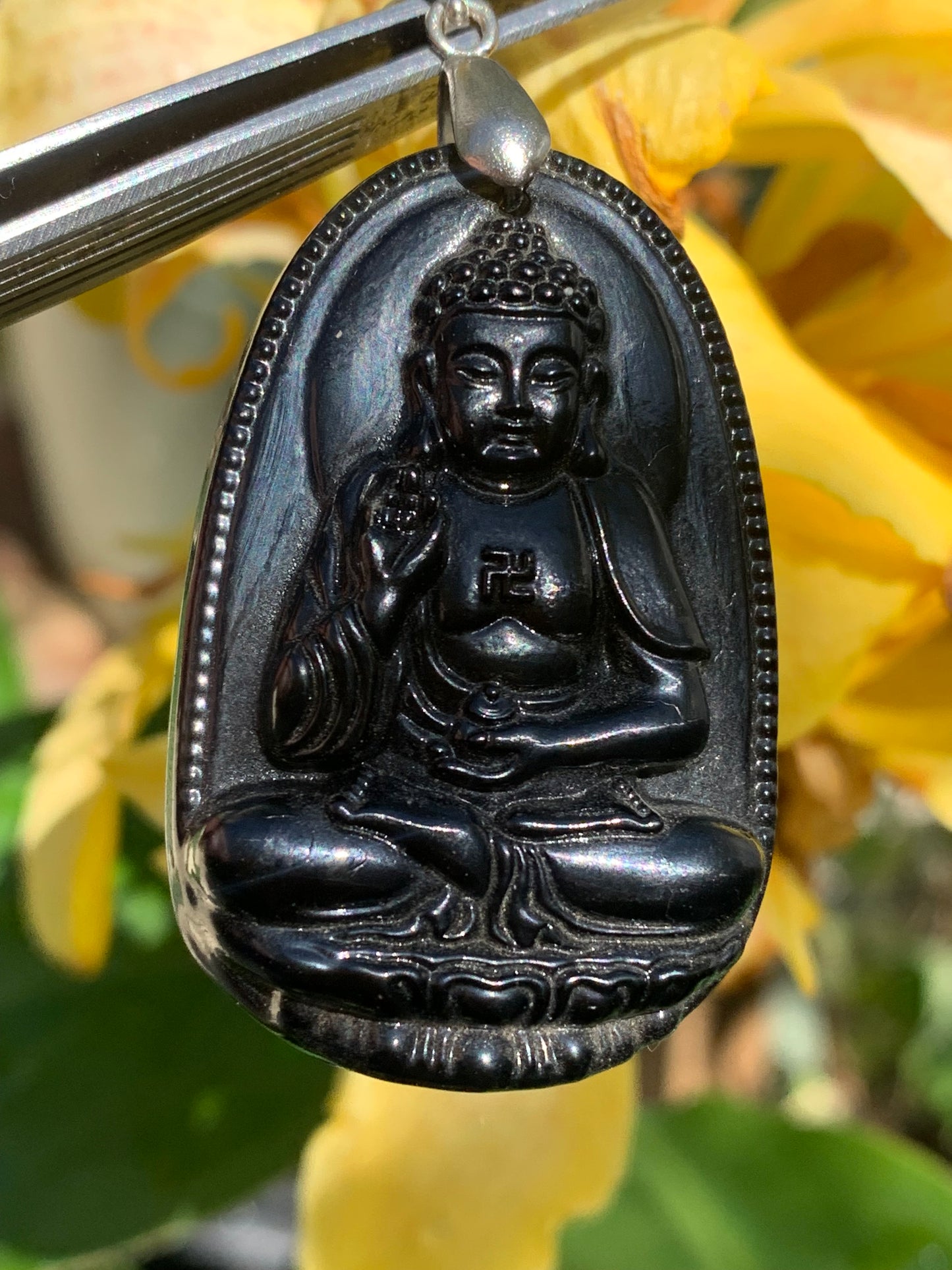 Obsidienne noire, pendentif du Bouddha de 62 millimètres de hauteur x 32 mm de largeur x 12 millimètres. Vendu avec cordon noir réglable offert !