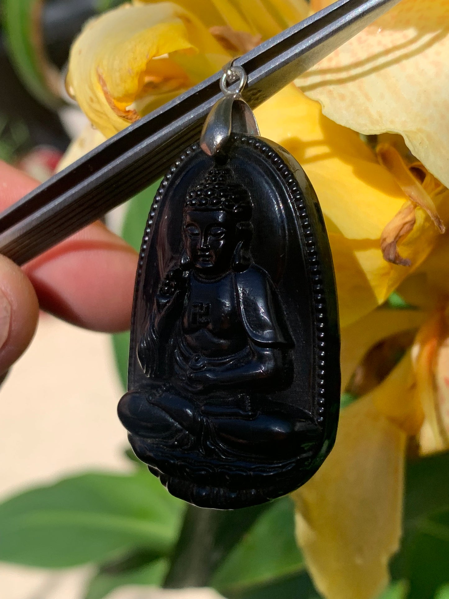Obsidienne noire, pendentif du Bouddha de 62 millimètres de hauteur x 32 mm de largeur x 12 millimètres. Vendu avec cordon noir réglable offert !