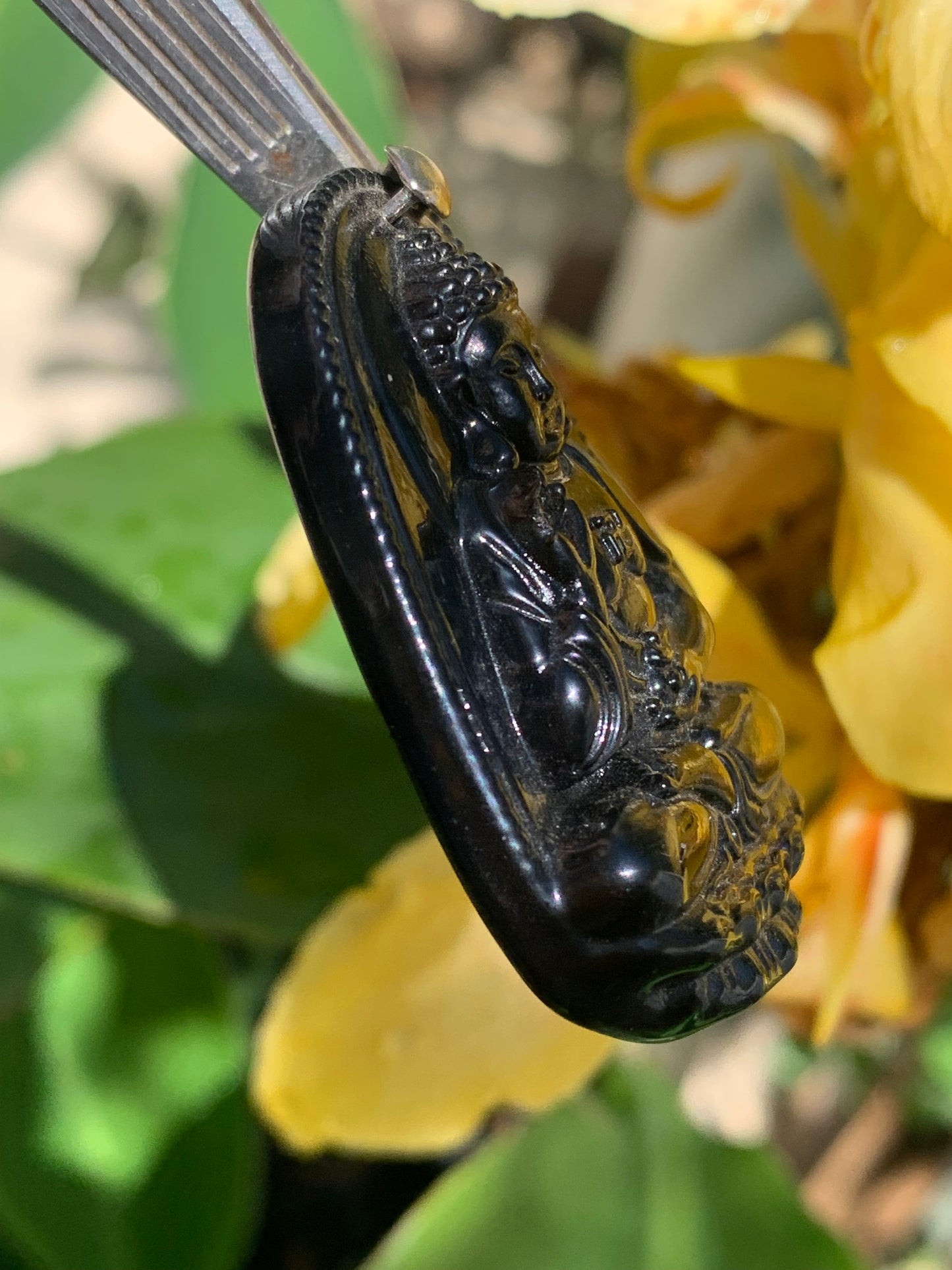 Obsidienne noire, pendentif du Bouddha de 62 millimètres de hauteur x 32 mm de largeur x 12 millimètres. Vendu avec cordon noir réglable offert !