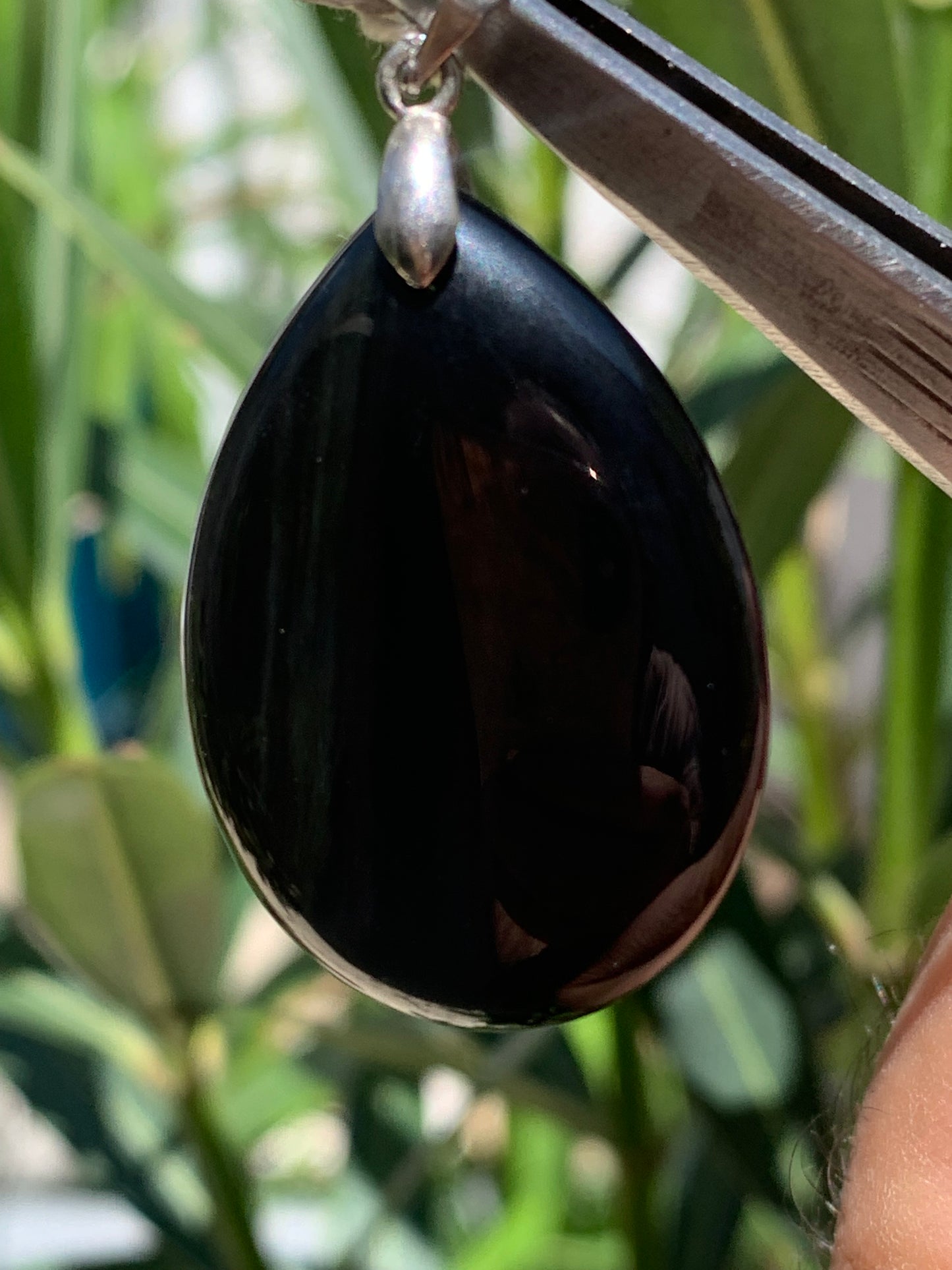 Obsidienne Arc-en-ciel, pendentif de 43 millimètres de hauteur x 25 mm de largeur x 10 millimètres. Vendu avec cordon noir réglable offert !