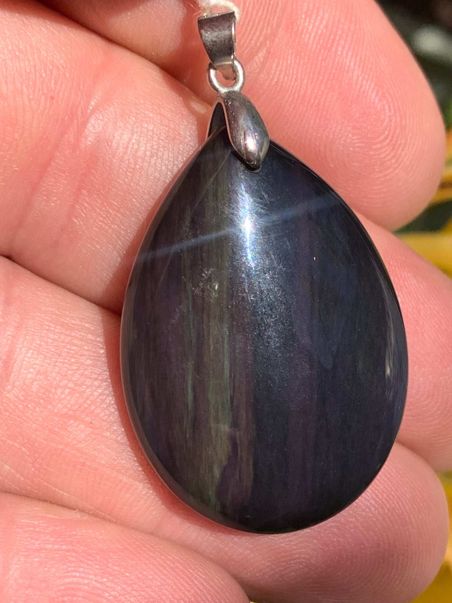 Obsidienne Arc-en-ciel, pendentif de 43 millimètres de hauteur x 25 mm de largeur x 10 millimètres. Vendu avec cordon noir réglable offert !