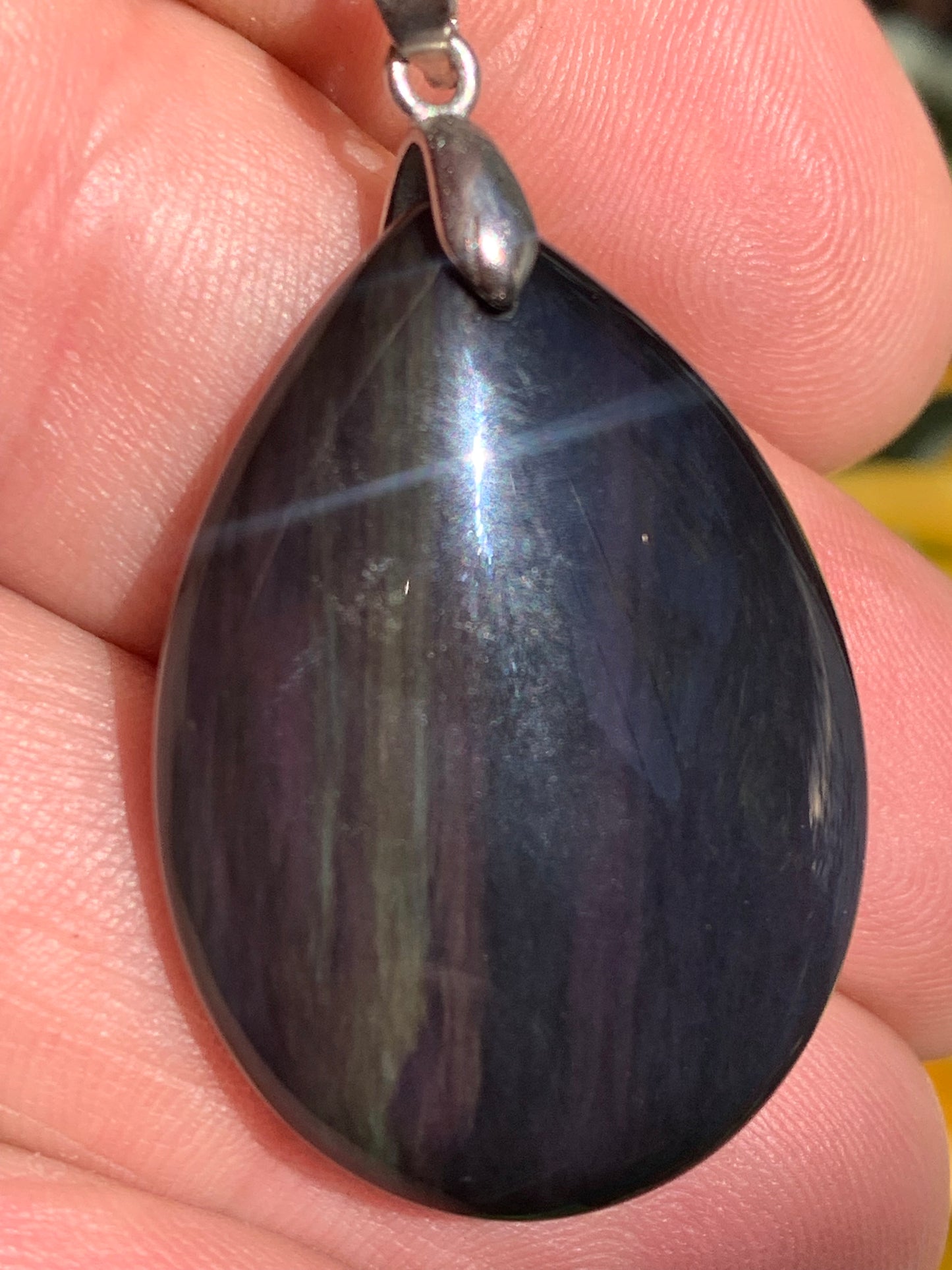 Obsidienne Arc-en-ciel, pendentif de 43 millimètres de hauteur x 25 mm de largeur x 10 millimètres. Vendu avec cordon noir réglable offert !