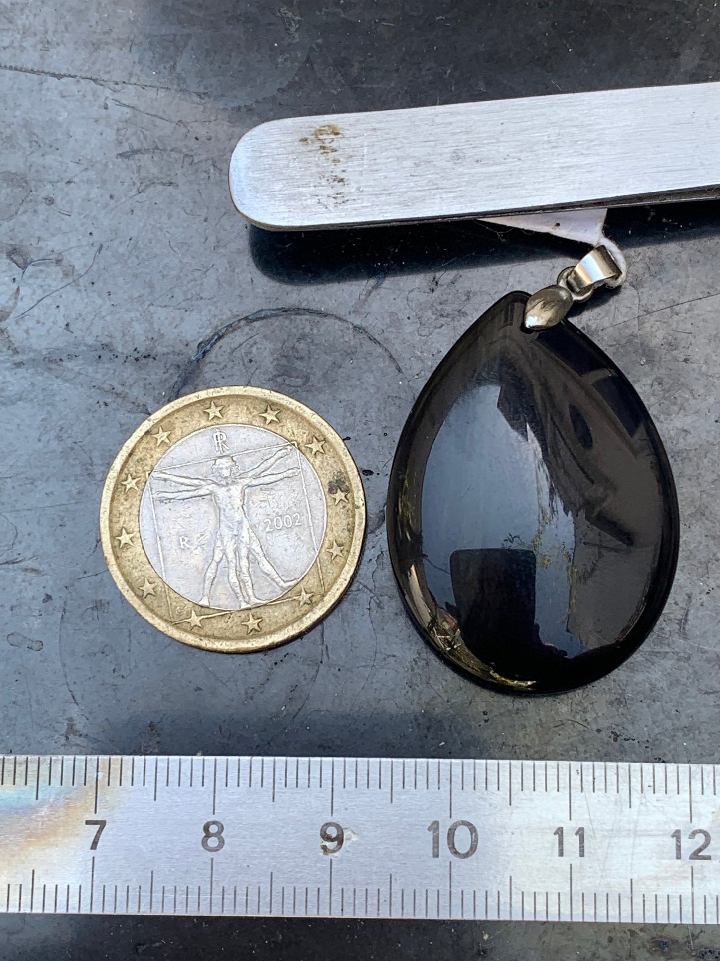 Obsidienne Arc-en-ciel, pendentif de 43 millimètres de hauteur x 25 mm de largeur x 10 millimètres. Vendu avec cordon noir réglable offert !