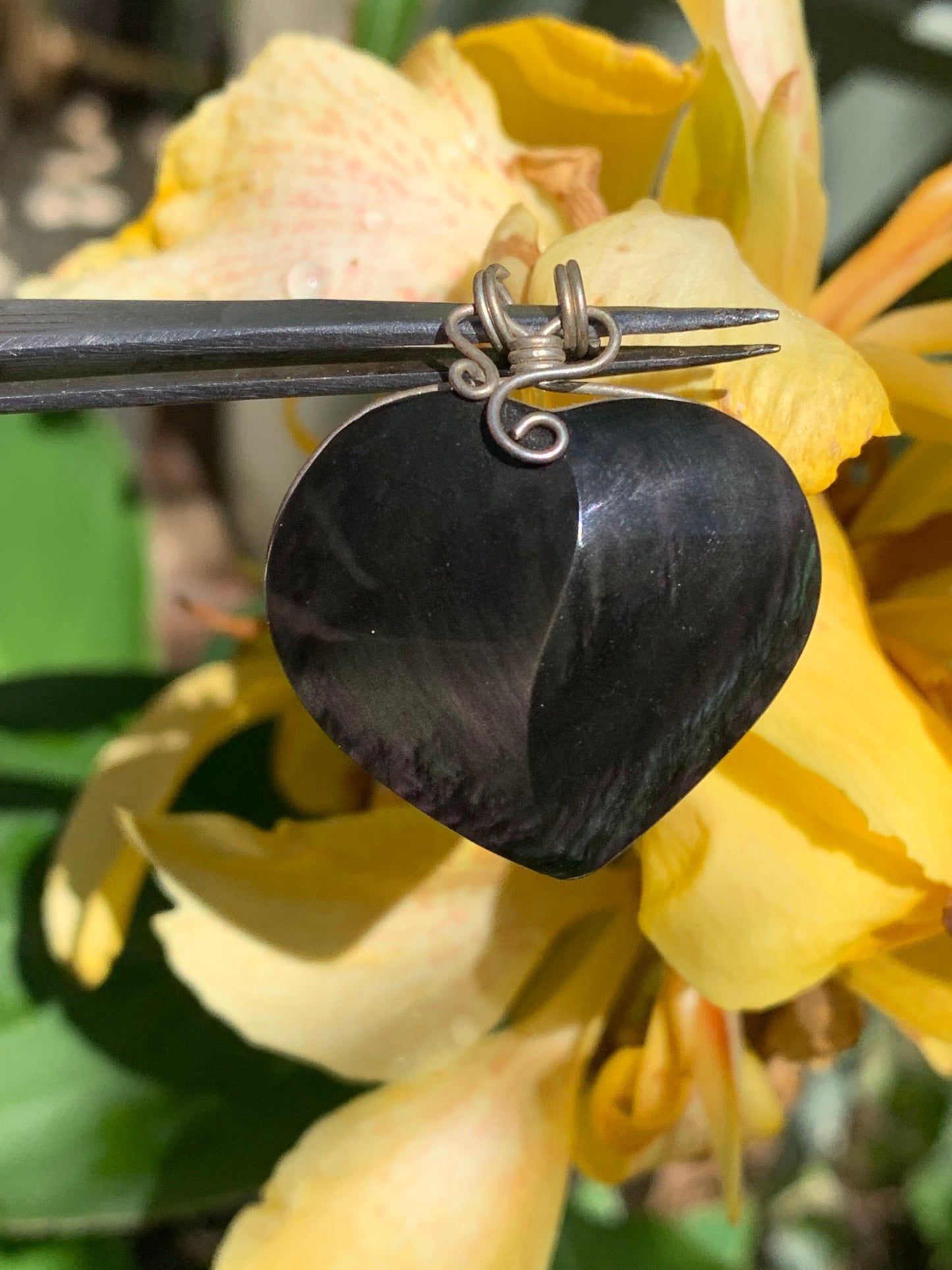 Obsidienne Arc-en-ciel, pendentif de 37 millimètres de hauteur x 32 mm de largeur x 10 millimètres. Vendu avec cordon noir réglable offert !