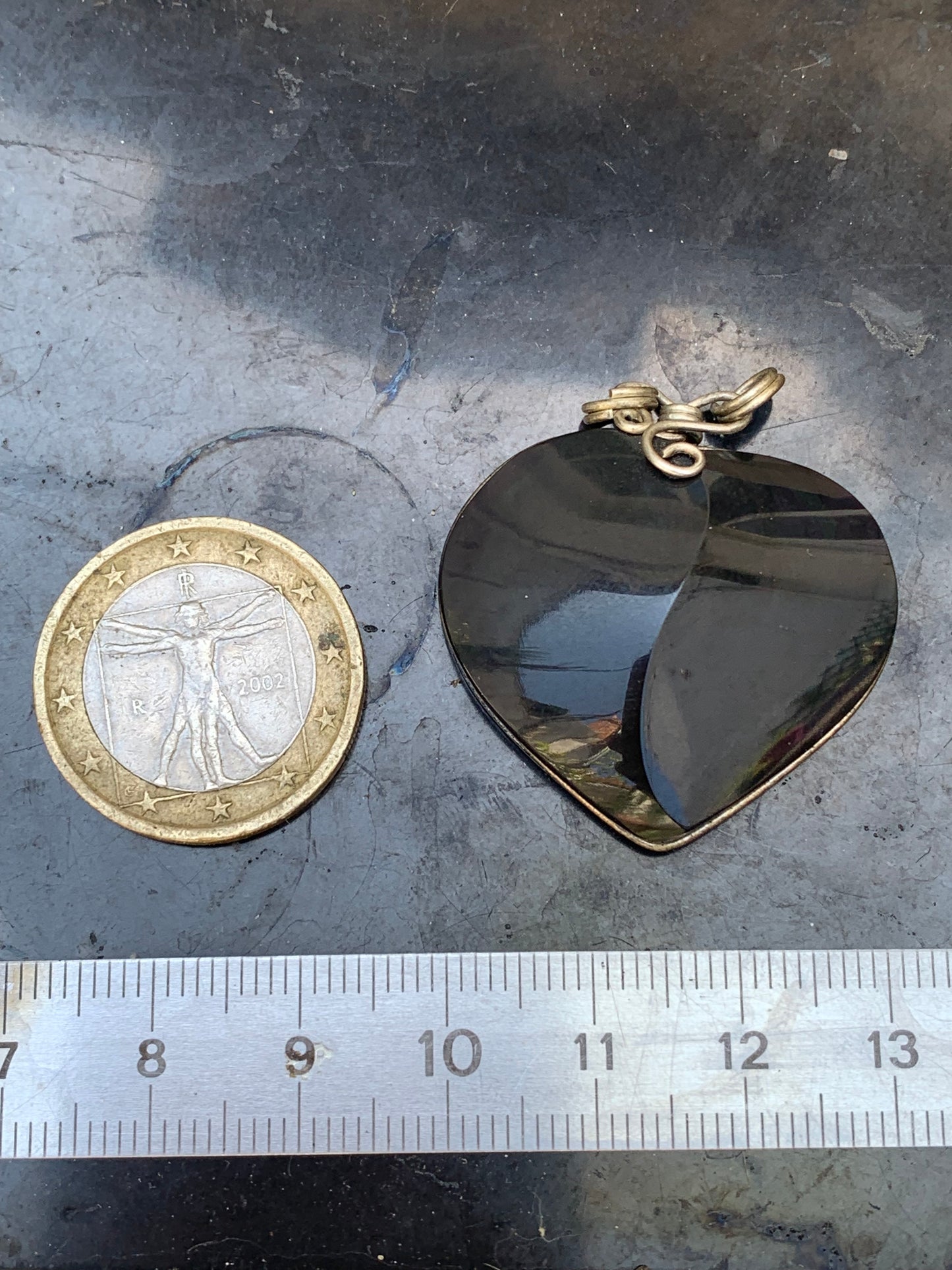 Obsidienne Arc-en-ciel, pendentif de 37 millimètres de hauteur x 32 mm de largeur x 10 millimètres. Vendu avec cordon noir réglable offert !