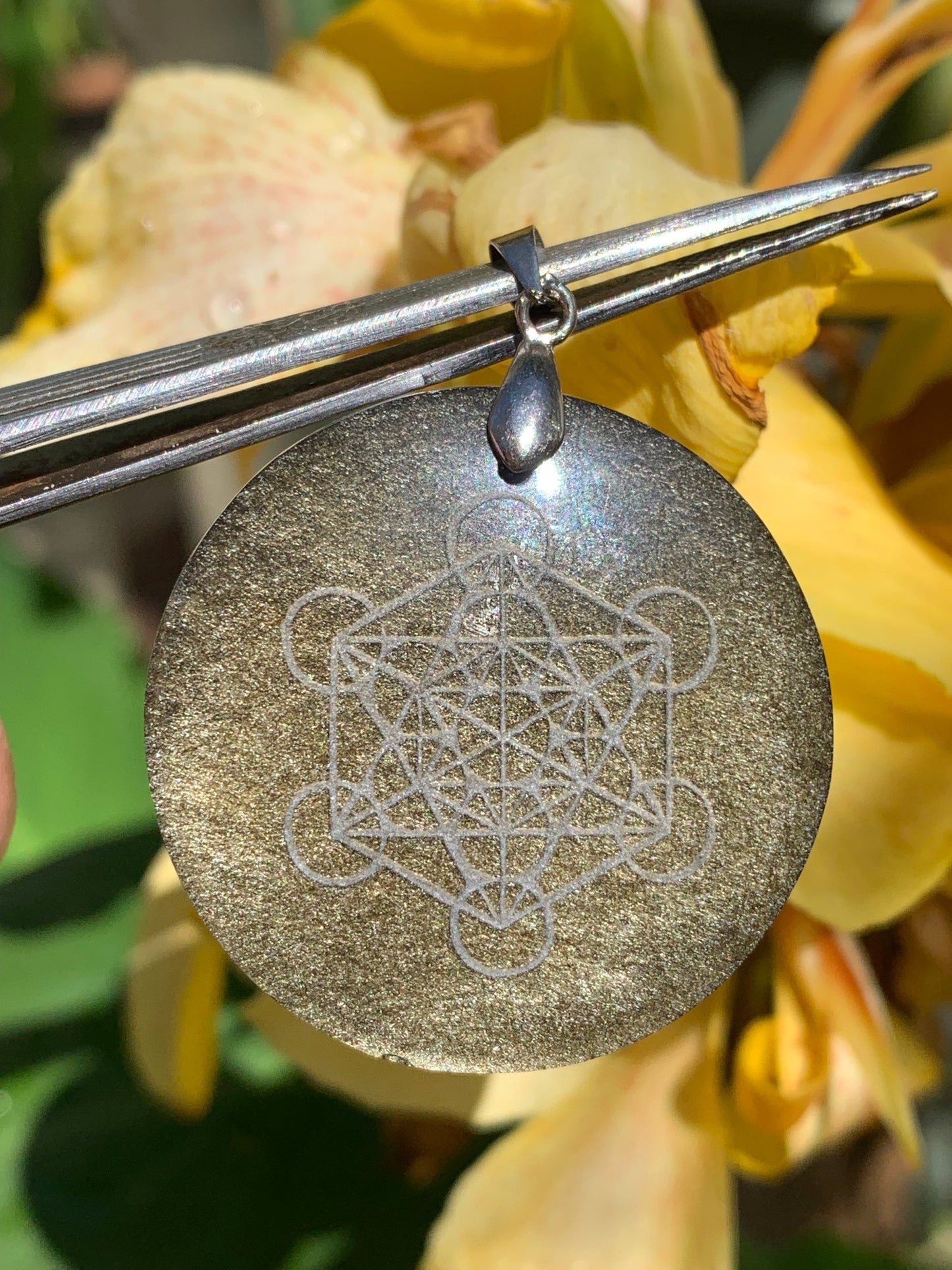 Obsidienne dorée, pendentif de 'Metatron', de 45mm de hauteur x 36 de largeur x 7 d'épaisseur, fait en France. Vendu avec cordon réglable de couleur noire offert !