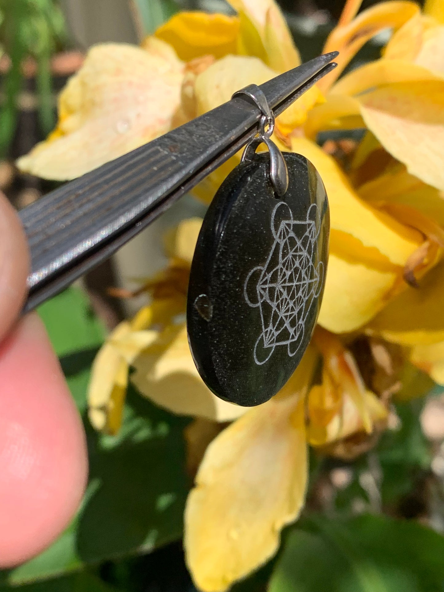 Obsidienne dorée, pendentif de 'Metatron', de 45mm de hauteur x 36 de largeur x 7 d'épaisseur, fait en France. Vendu avec cordon réglable de couleur noire offert !