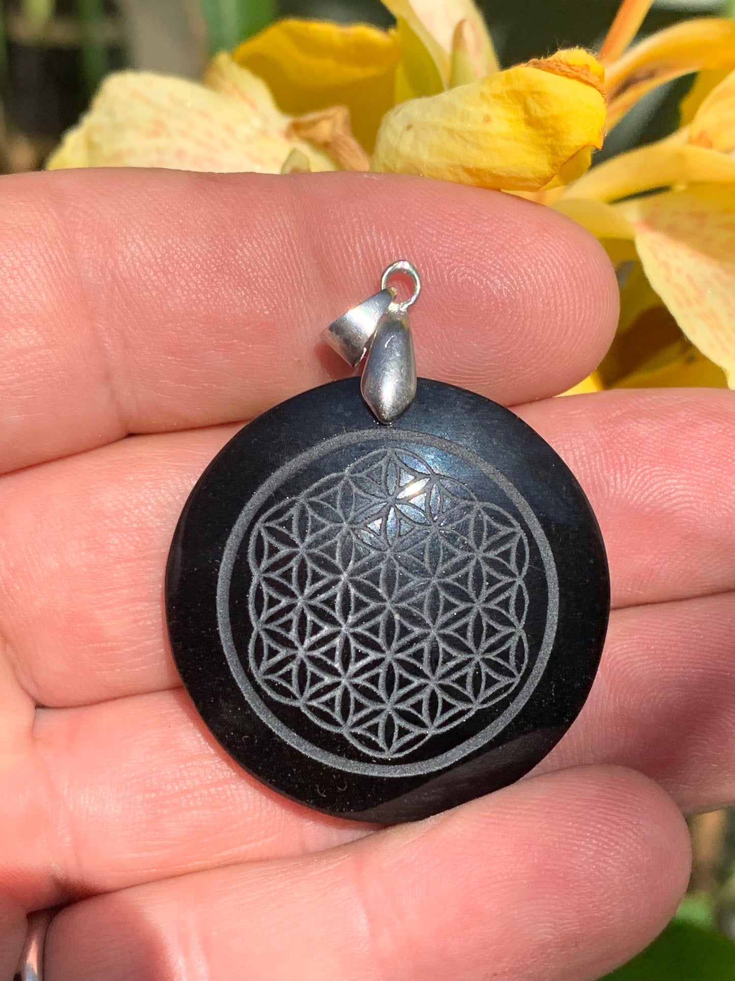 Obsidienne 'noire', pendentif 'Fleur de vie', de 45mm de hauteur x 36 de largeur x 7 d'épaisseur, fait en France. Vendu avec cordon réglable de couleur noire offert !