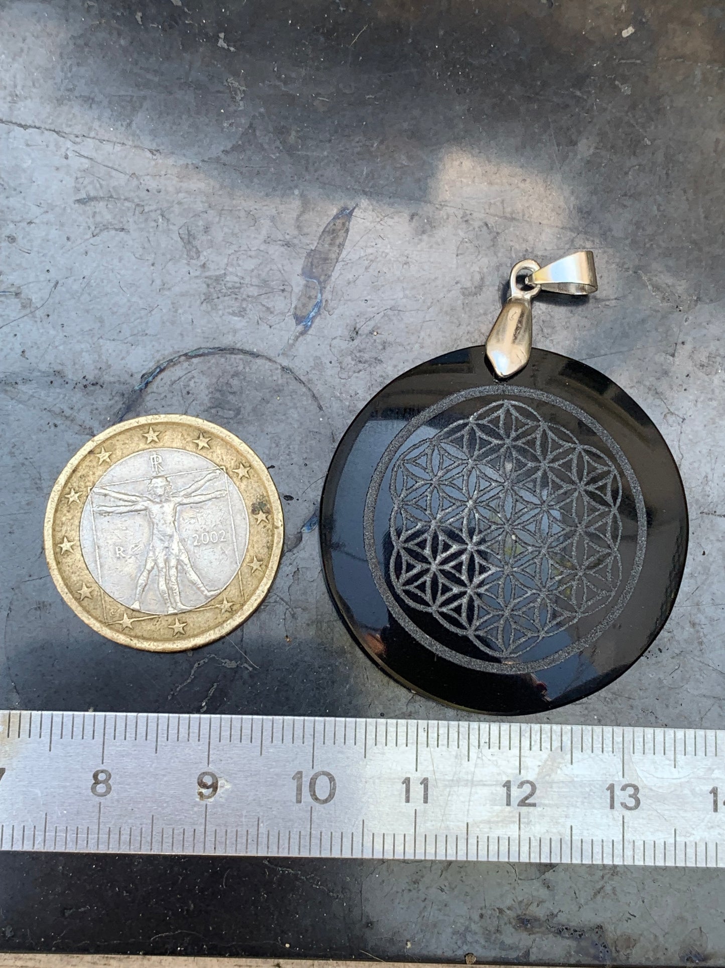 Obsidienne 'noire', pendentif 'Fleur de vie', de 45mm de hauteur x 36 de largeur x 7 d'épaisseur, fait en France. Vendu avec cordon réglable de couleur noire offert !