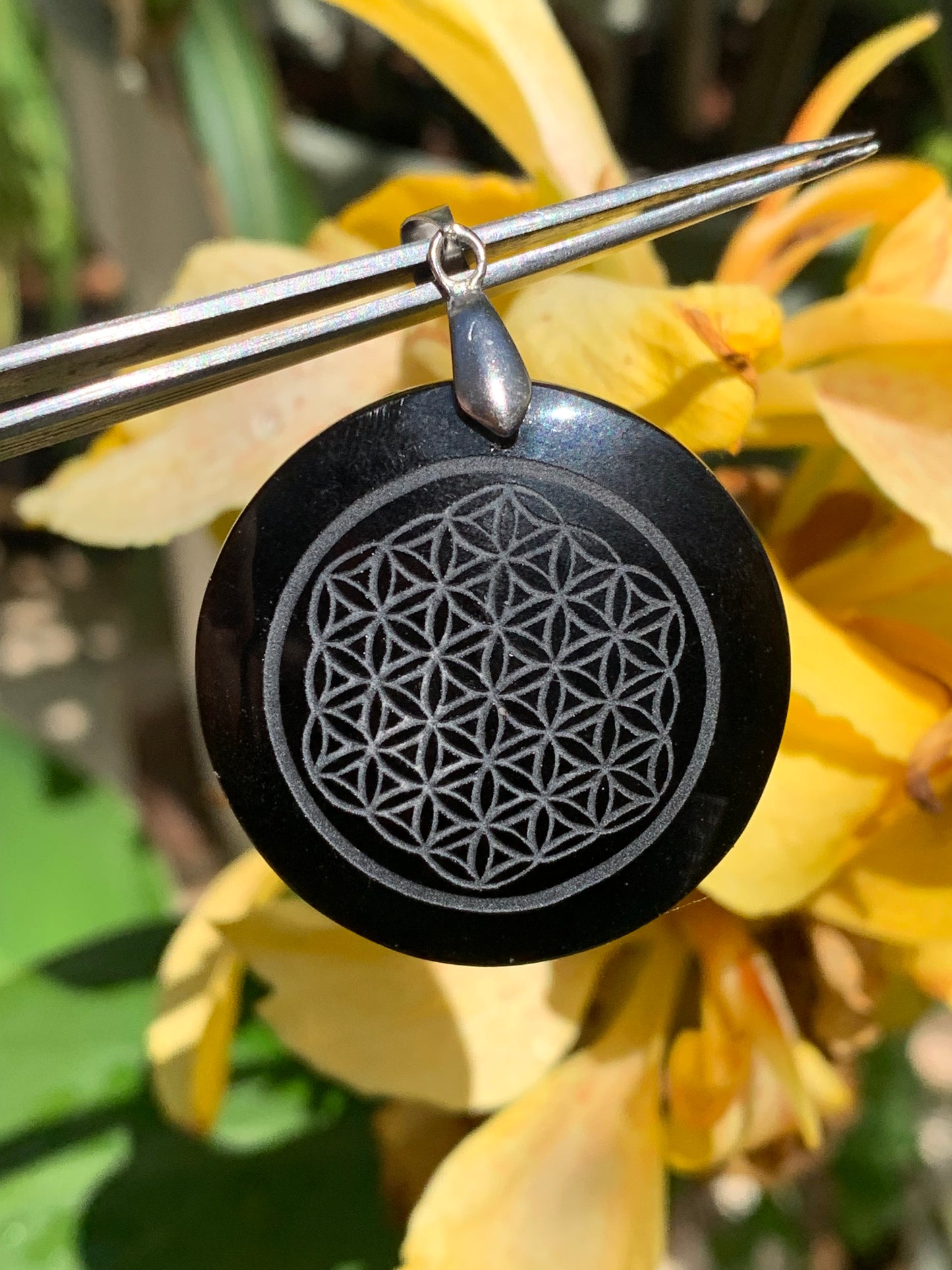 Obsidienne 'noire', pendentif 'Fleur de vie', de 45mm de hauteur x 36 de largeur x 7 d'épaisseur, fait en France. Vendu avec cordon réglable de couleur noire offert !