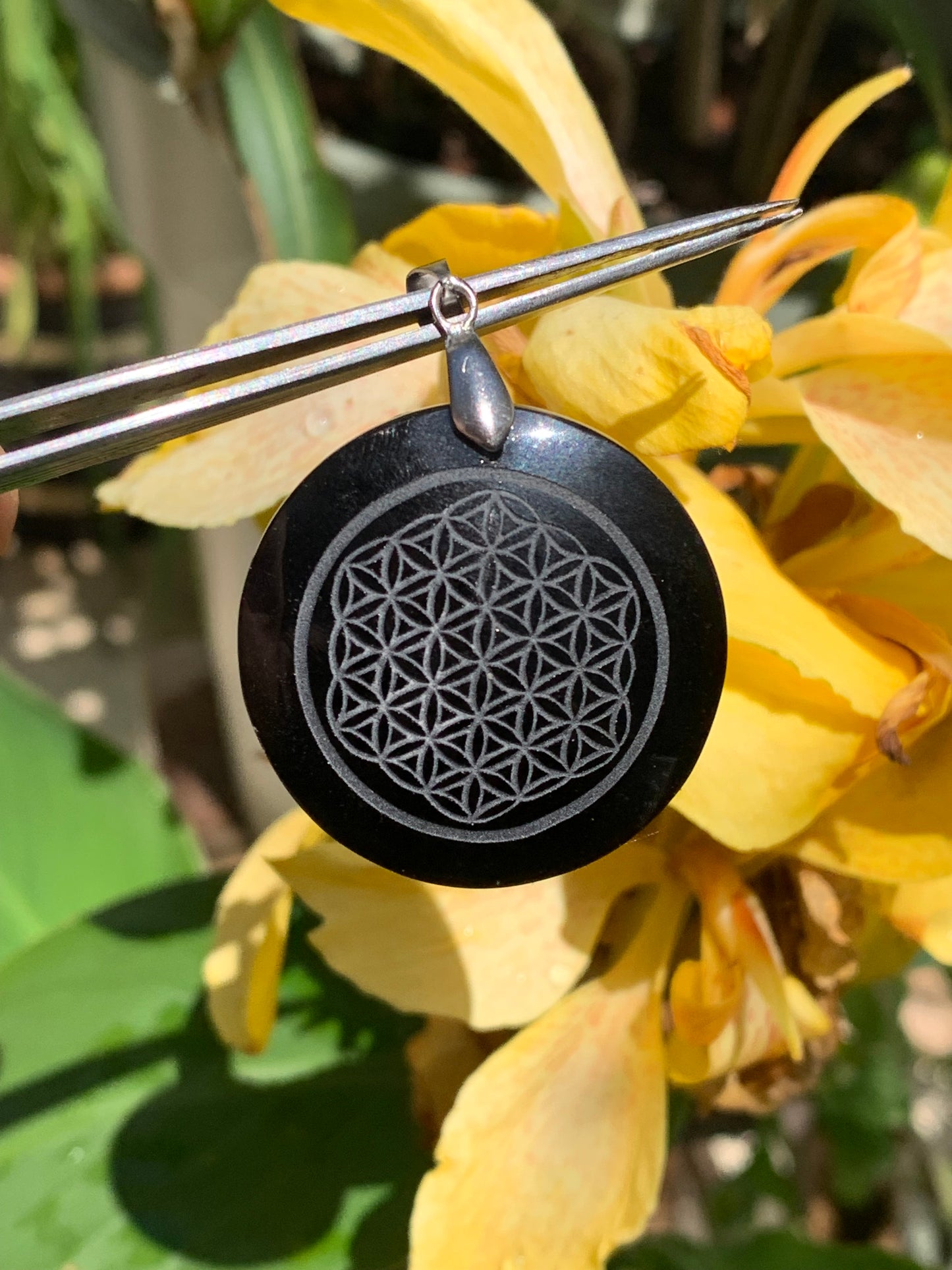 Obsidienne 'noire', pendentif 'Fleur de vie', de 45mm de hauteur x 36 de largeur x 7 d'épaisseur, fait en France. Vendu avec cordon réglable de couleur noire offert !