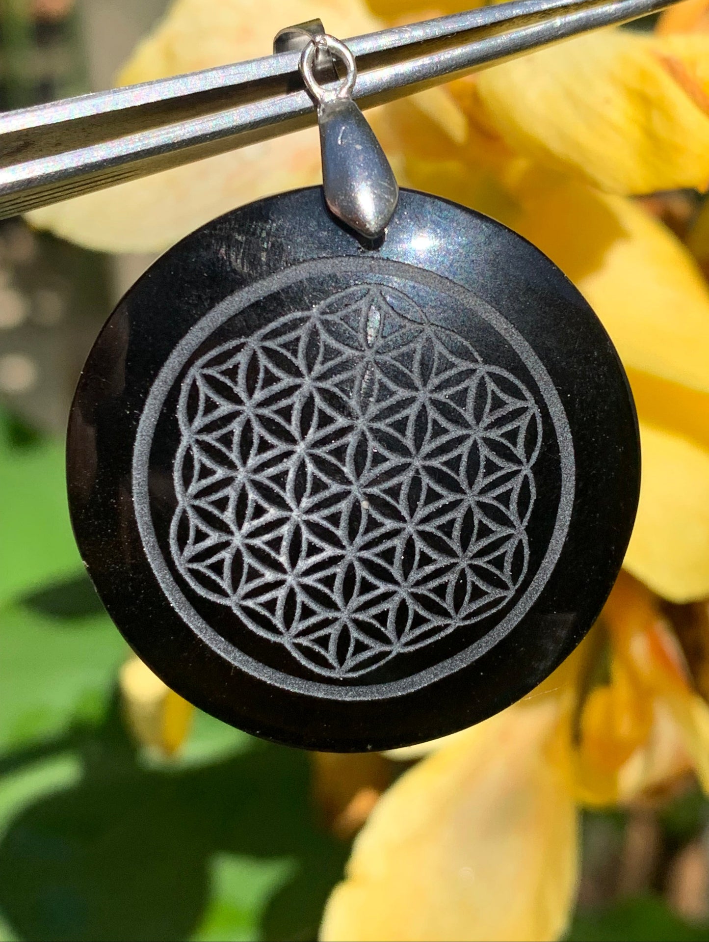 Obsidienne 'noire', pendentif 'Fleur de vie', de 45mm de hauteur x 36 de largeur x 7 d'épaisseur, fait en France. Vendu avec cordon réglable de couleur noire offert !