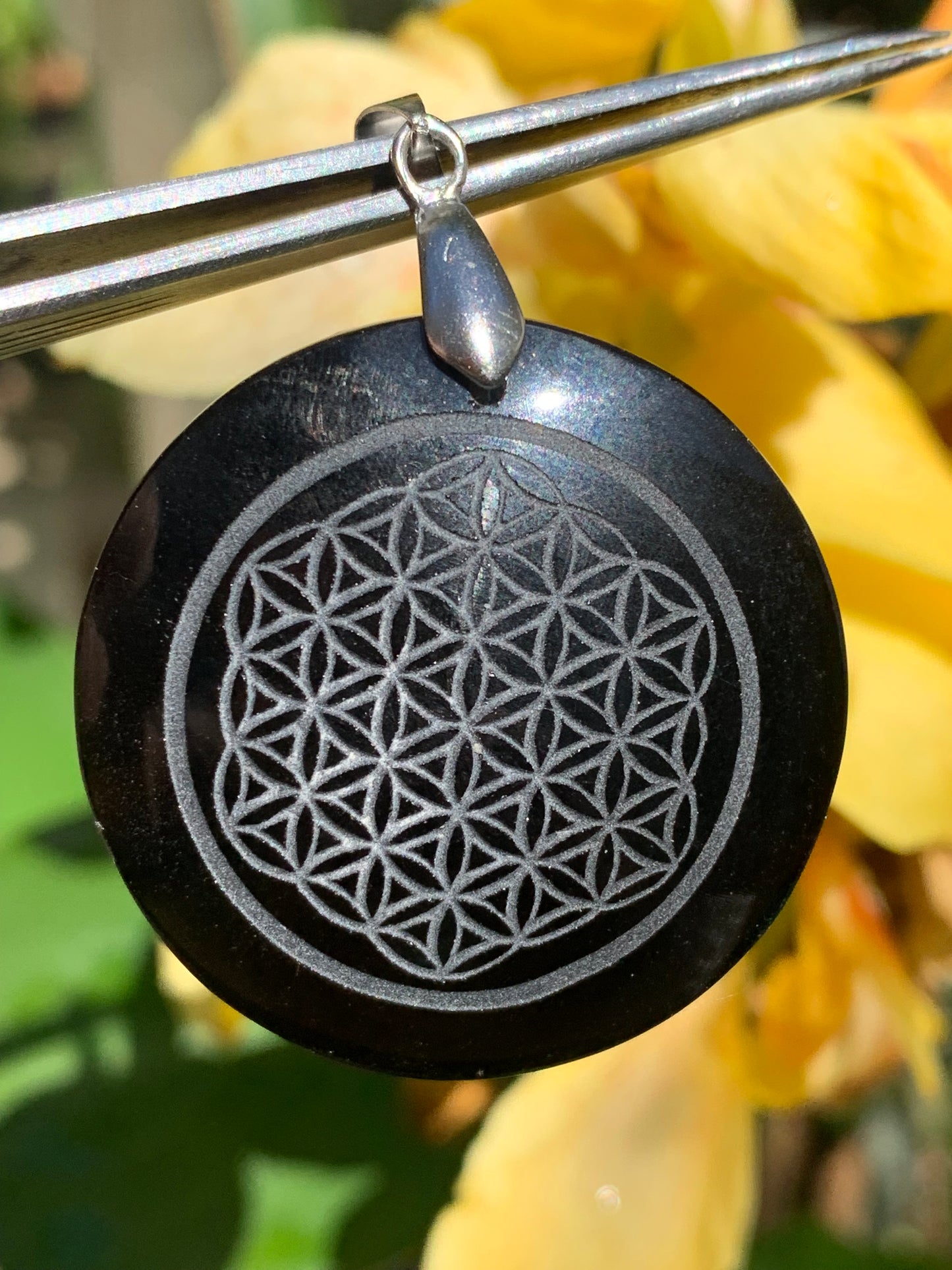 Obsidienne 'noire', pendentif 'Fleur de vie', de 45mm de hauteur x 36 de largeur x 7 d'épaisseur, fait en France. Vendu avec cordon réglable de couleur noire offert !