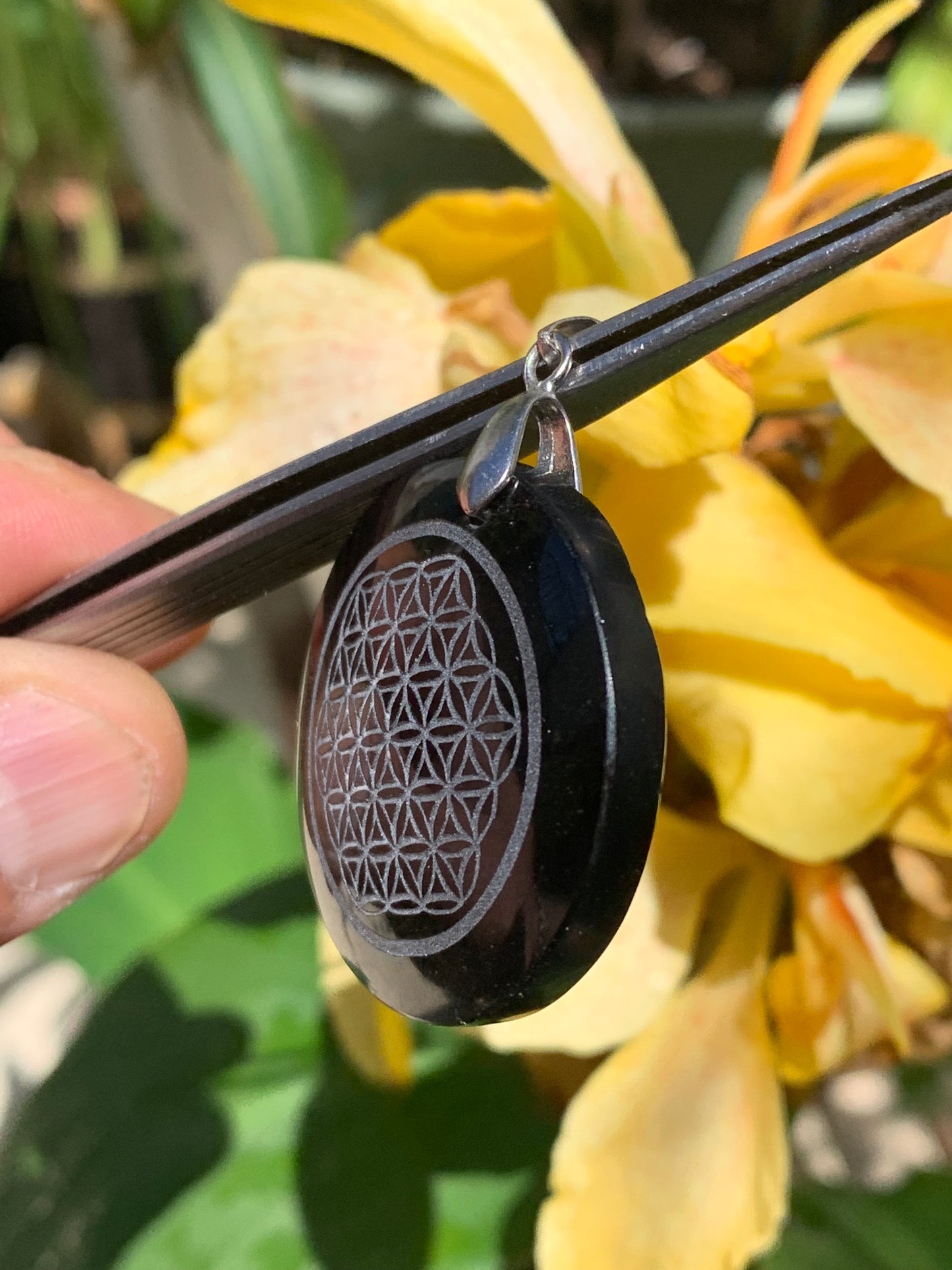 Obsidienne 'noire', pendentif 'Fleur de vie', de 45mm de hauteur x 36 de largeur x 7 d'épaisseur, fait en France. Vendu avec cordon réglable de couleur noire offert !