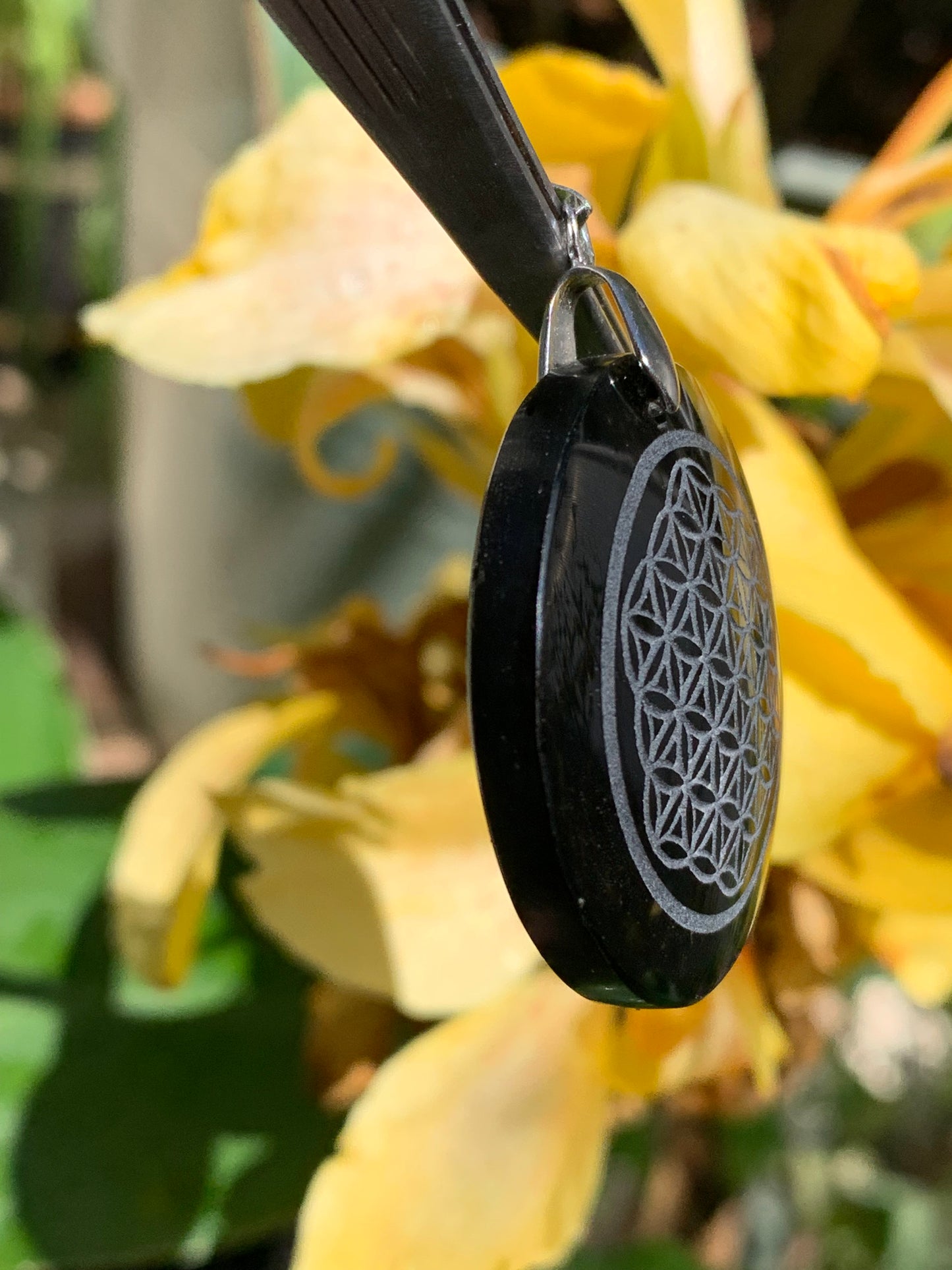 Obsidienne 'noire', pendentif 'Fleur de vie', de 45mm de hauteur x 36 de largeur x 7 d'épaisseur, fait en France. Vendu avec cordon réglable de couleur noire offert !