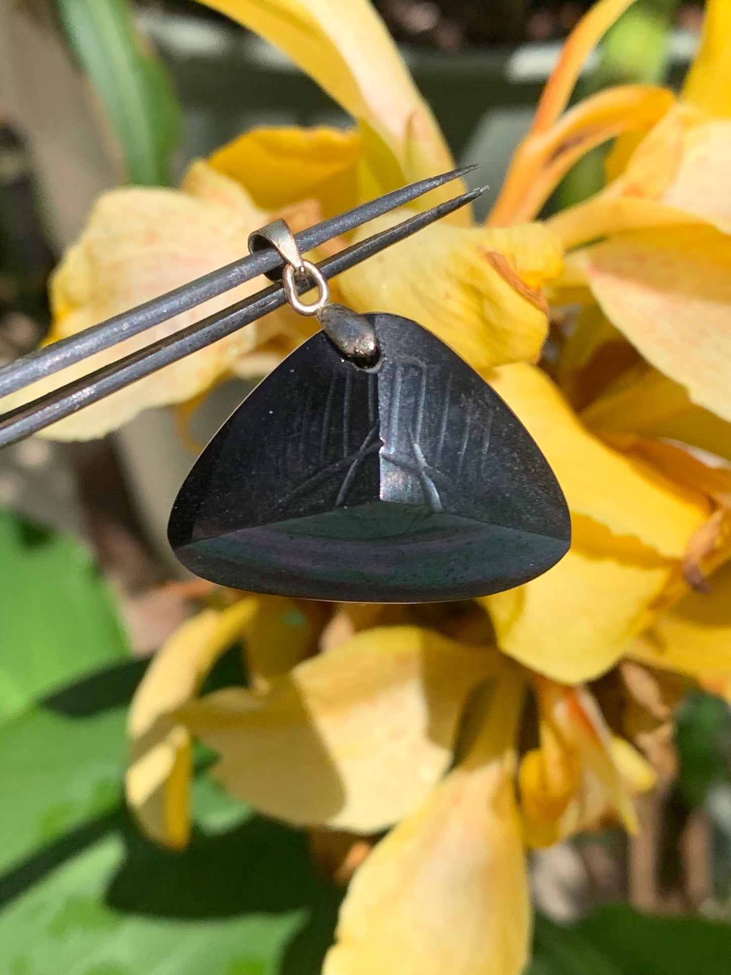 Obsidienne 'Oeil céleste', pendentif avec gravure d'un oeil, de 32mm de hauteur x 32 de largeur x 9 d'épaisseur, fait en France. Vendu avec cordon réglable de couleur noire offert !