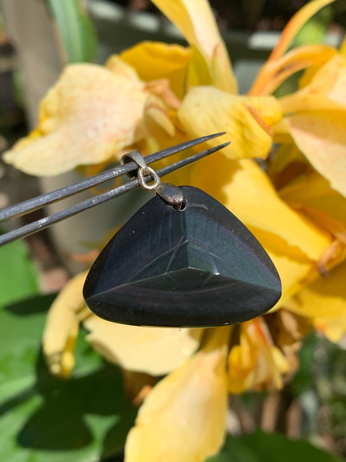 Obsidienne 'Oeil céleste', pendentif avec gravure d'un oeil, de 32mm de hauteur x 32 de largeur x 9 d'épaisseur, fait en France. Vendu avec cordon réglable de couleur noire offert !