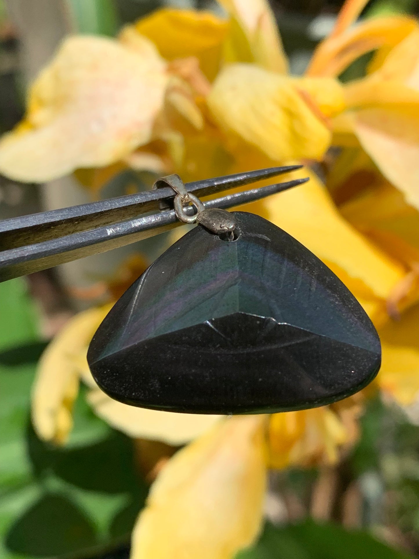 Obsidienne 'Oeil céleste', pendentif avec gravure d'un oeil, de 32mm de hauteur x 32 de largeur x 9 d'épaisseur, fait en France. Vendu avec cordon réglable de couleur noire offert !